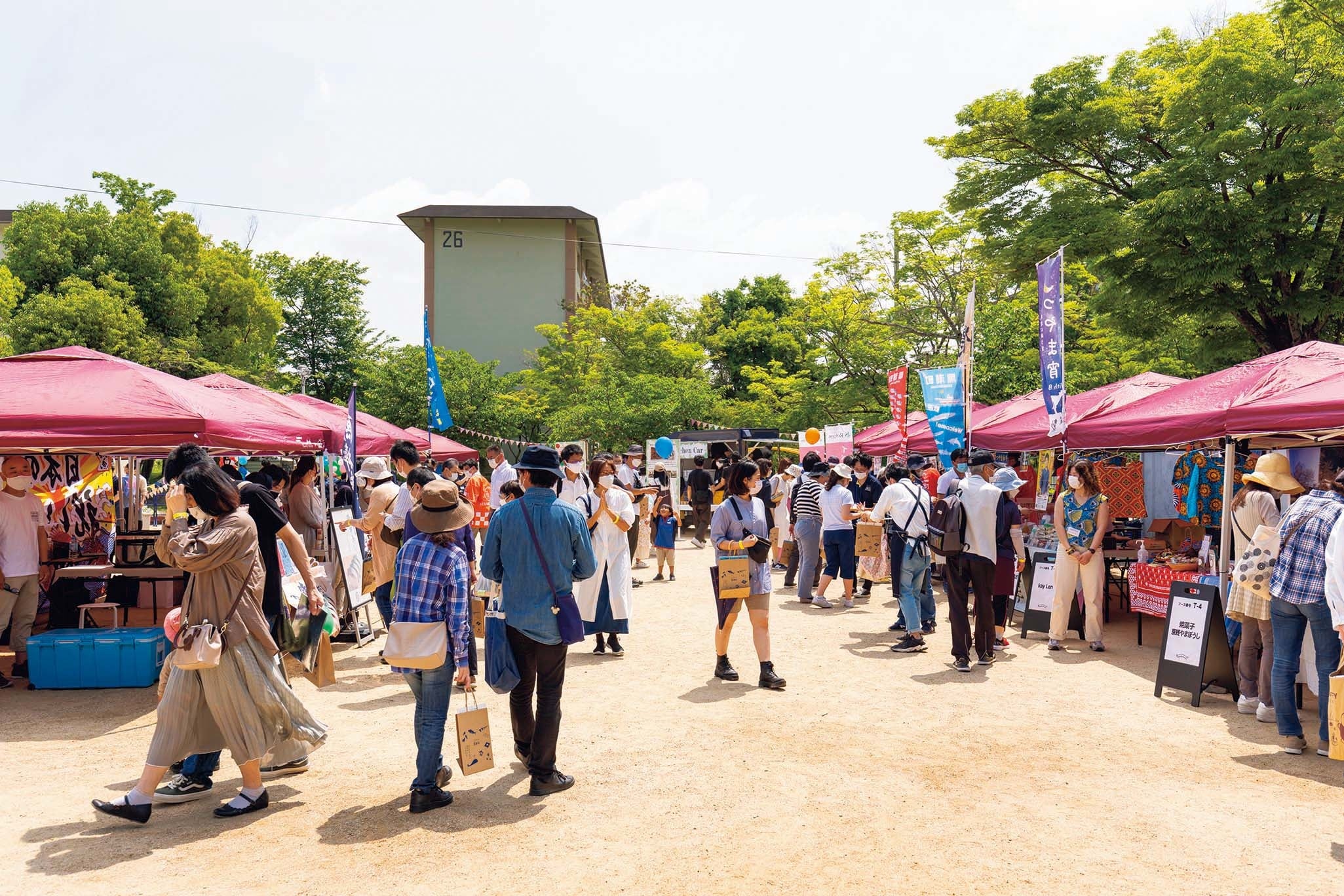近鉄・高の原駅からほど近い、平城第２団地の広場で５月に開かれた「つながるマルシェ」。