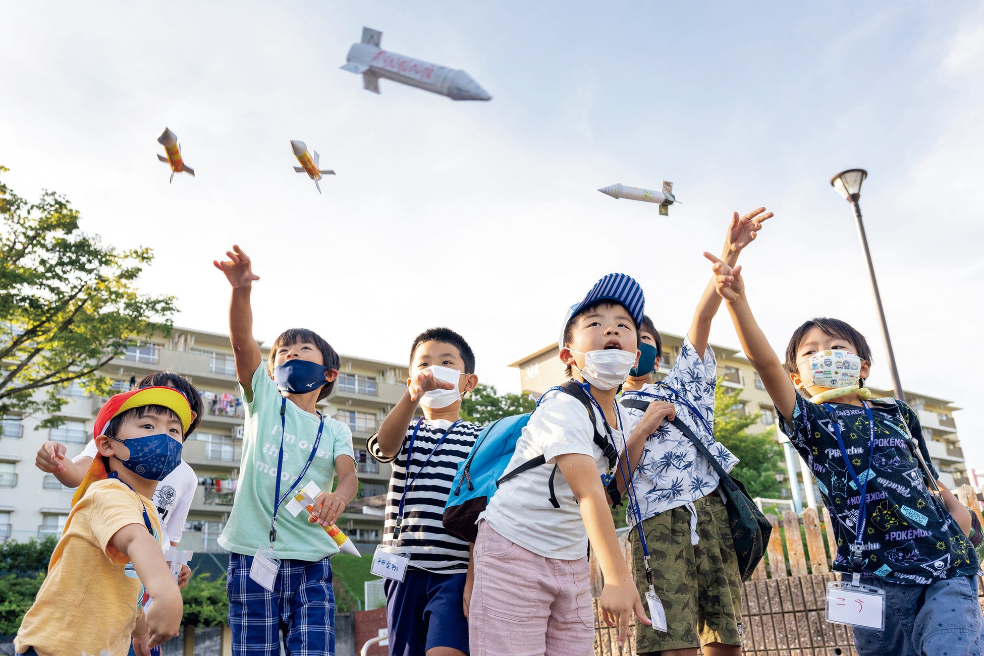 愛知県の高蔵寺ニュータウンで、中部大学宇宙航空理工学科の大学院生・学生により行われた「紙ロケット教室」。参加した子どもたちは、自分たちで作った紙ロケットを飛ばして大喜び。