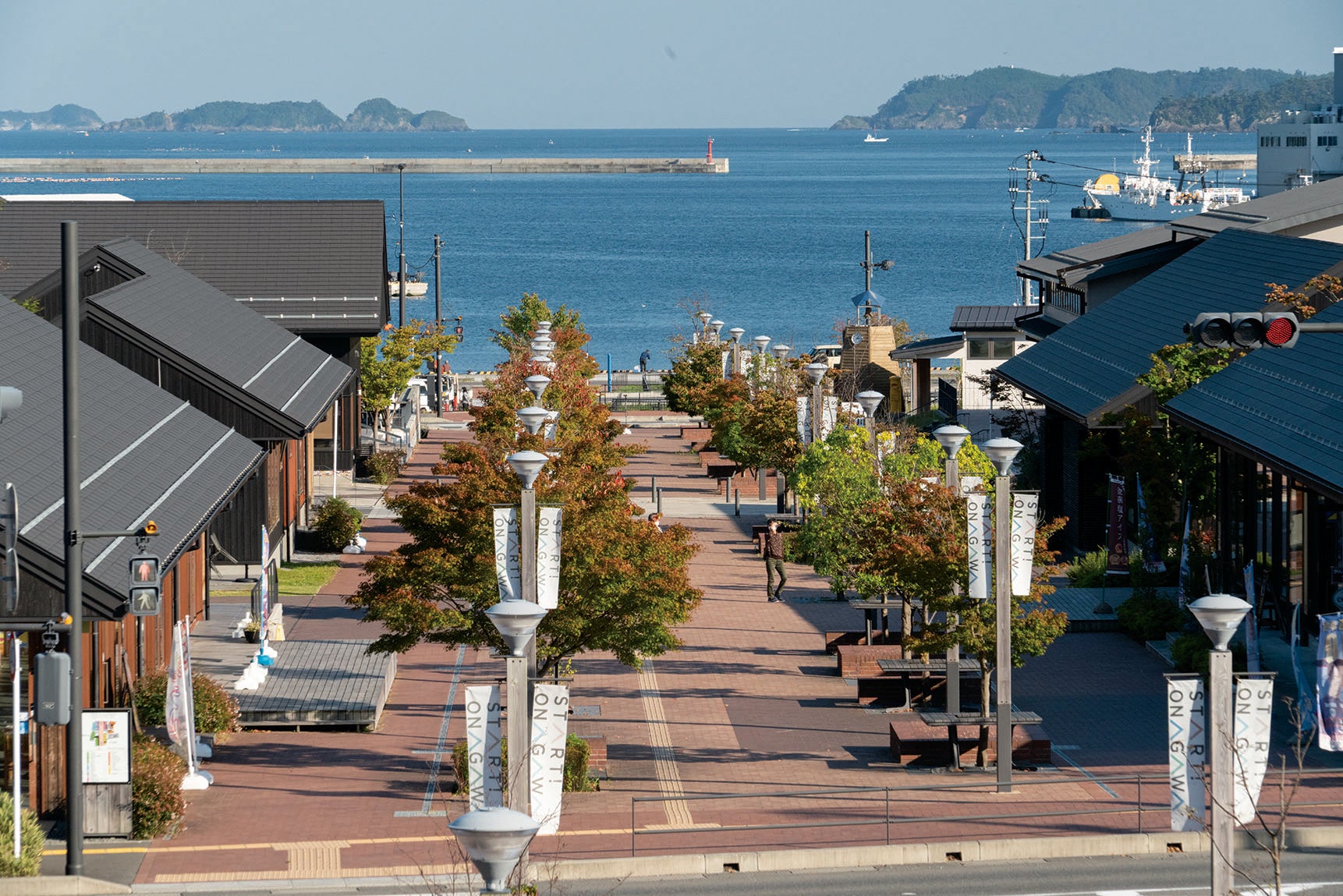 女川駅から海へ向かう歩行者専用道路「レンガみち」。このプロムナード一帯が「道の駅おながわ」になり、ますます魅力を増している。