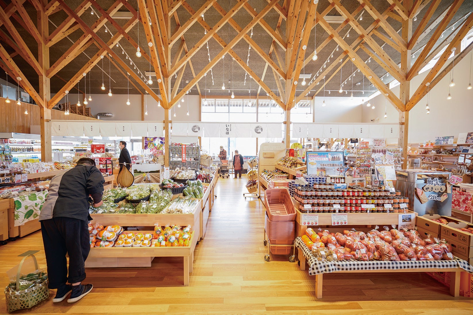 まだ農業は復興半ばで出荷量が少ないが、その分、加工品を増やして、買い物客を引き付けている。