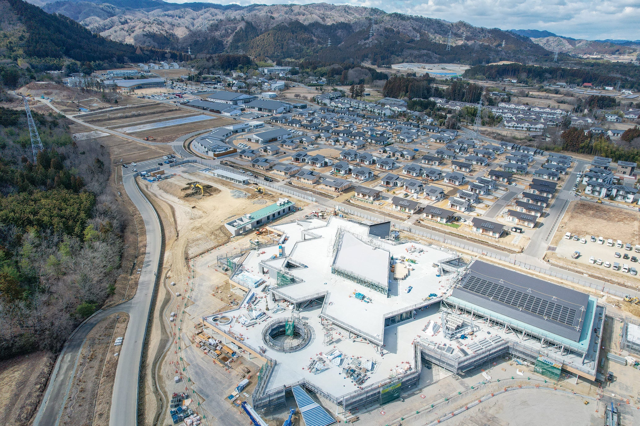大熊町の復興の第一の拠点となる大川原地区。手前に見える星形の建物が、新たに造られる教育施設「大熊町立 学び舎 ゆめの森」で、隣接して住宅が広がっている。