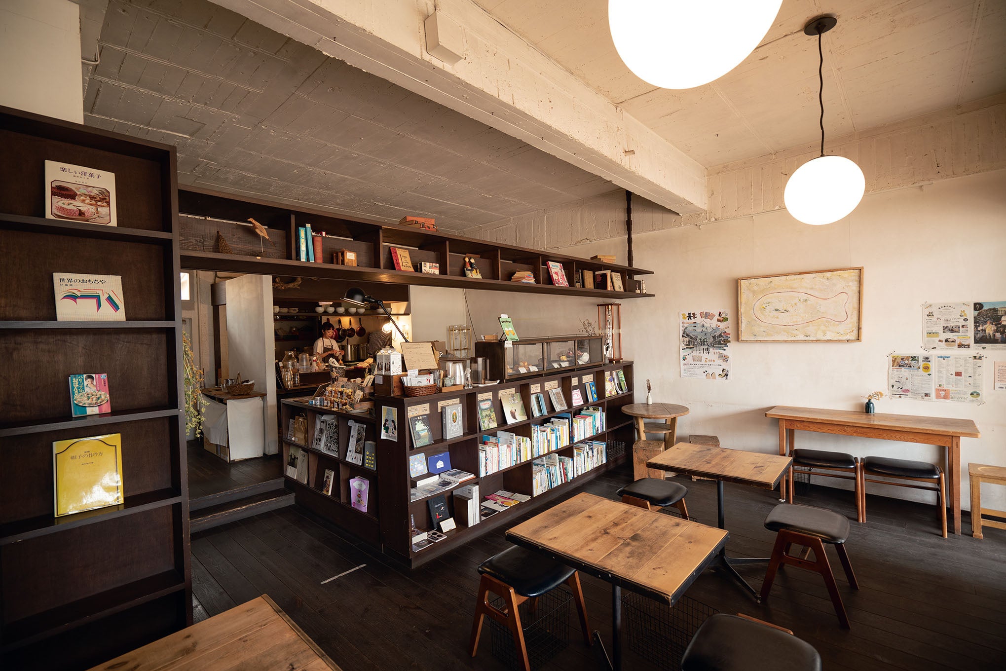 団地はもとより今や全国にファンがいるカフェ「手紙舎」のどこか懐かしいレトロな店内。