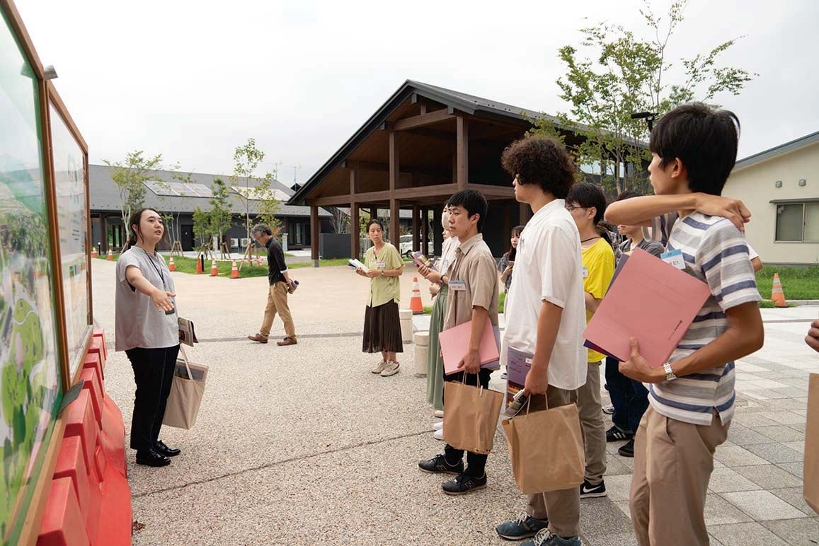 「キモチ、あつまるプロジェクト」のツアーで、ＪＲ双葉駅西側のＵＲが基盤整備を行った駅西住宅エリアを見学する学生たち。