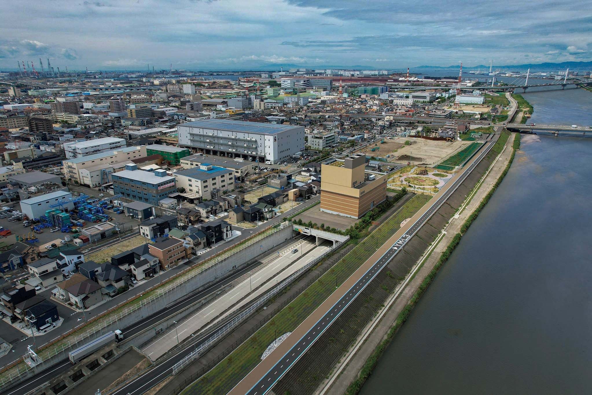 大阪府堺市の大和川左岸地区では、高規格堤防を整備して安全安心なまちづくりを進めている。