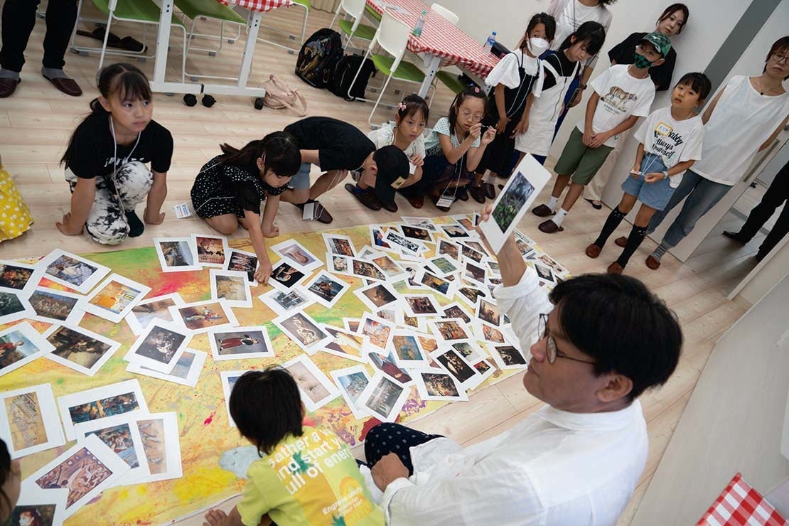 南港ひかりの団地で夏休みに開かれた「DANCHIつながるーむ」の様子。子どもたちが好きなカードを１枚選んで、その理由を話すワークショップ。