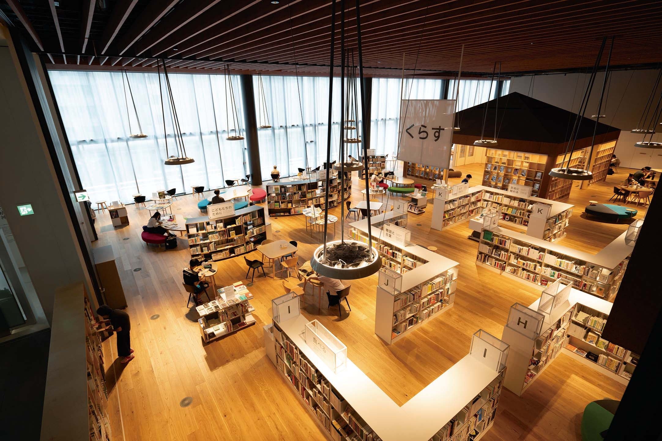 この夏、長岡市の中心地に誕生した話題のスポット「米百俵プレイス ミライエ長岡」の図書館「互尊文庫」。