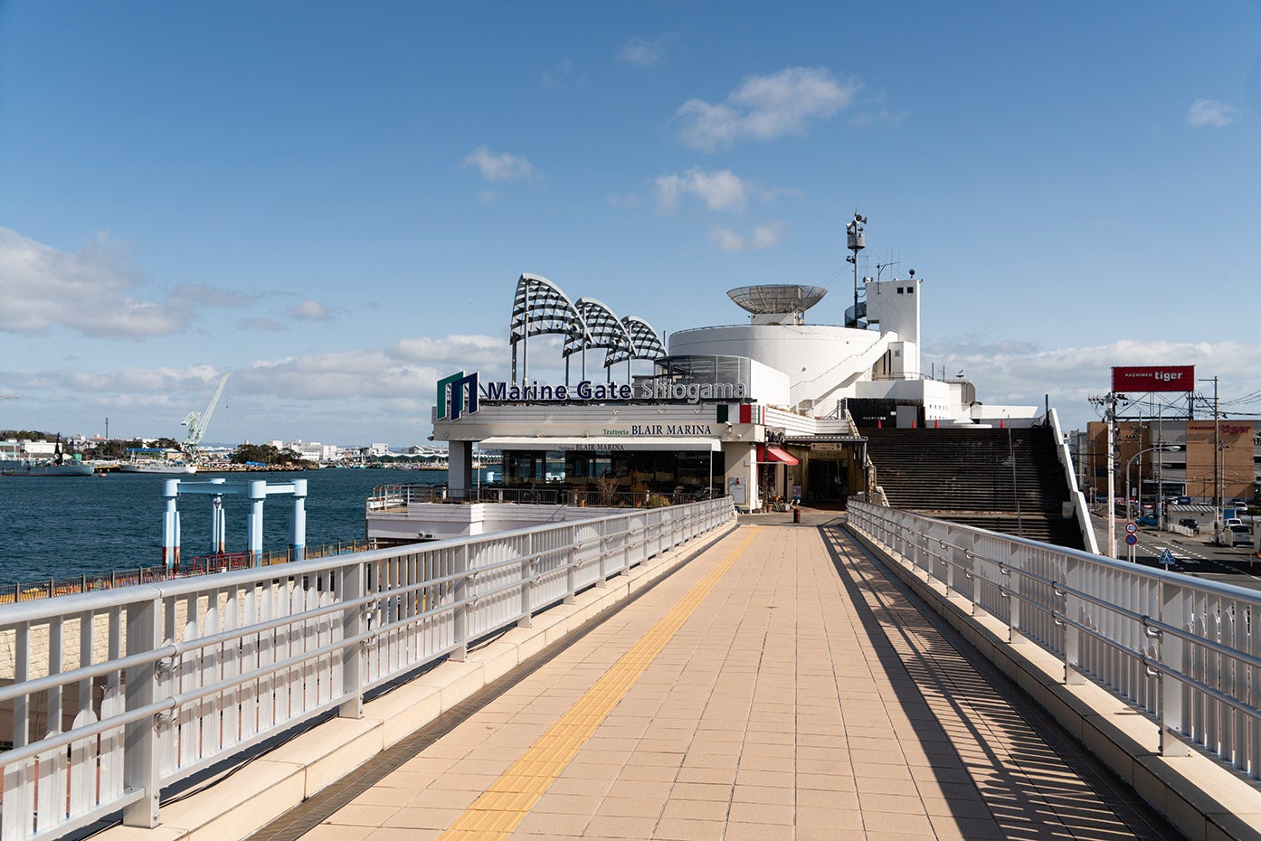 松島湾クルーズや浦戸諸島行き定期船乗り場のあるマリンゲート塩釜。