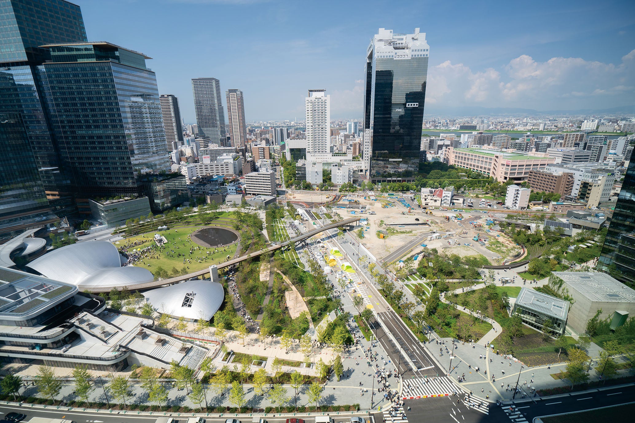 JR大阪駅北側で大規模な整備が進む「グラングリーン大阪」の先行まちびらきが９月６日に行われた。中心となる「うめきた公園」の広さは4.5haに及ぶ。