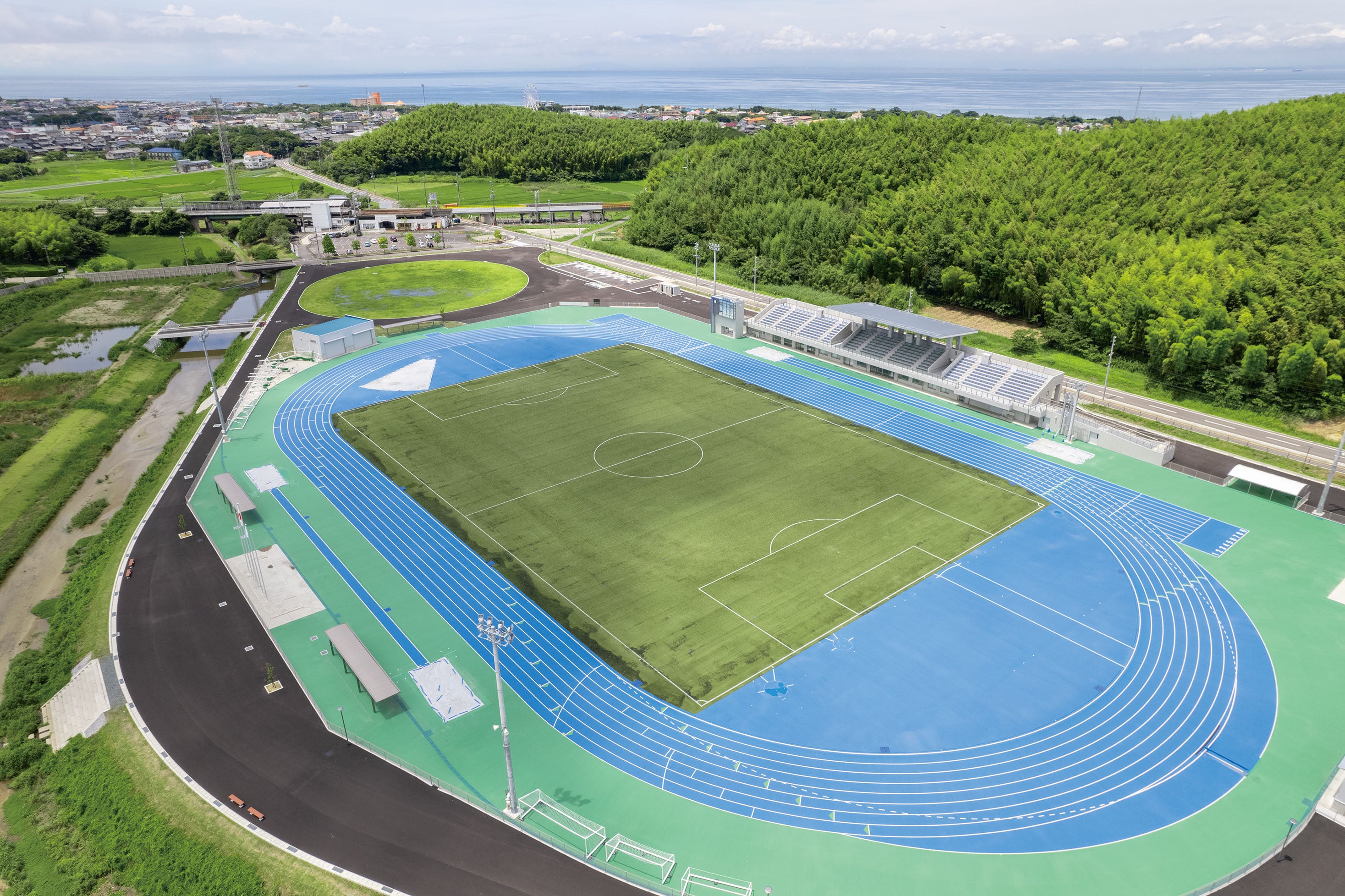 名古屋から名鉄特急で約60分、知多奥田駅の目の前に整備された美浜町運動公園。競技会での記録が公式記録として認められる施設として、日本陸上競技連盟公認（第３種）を取得している。