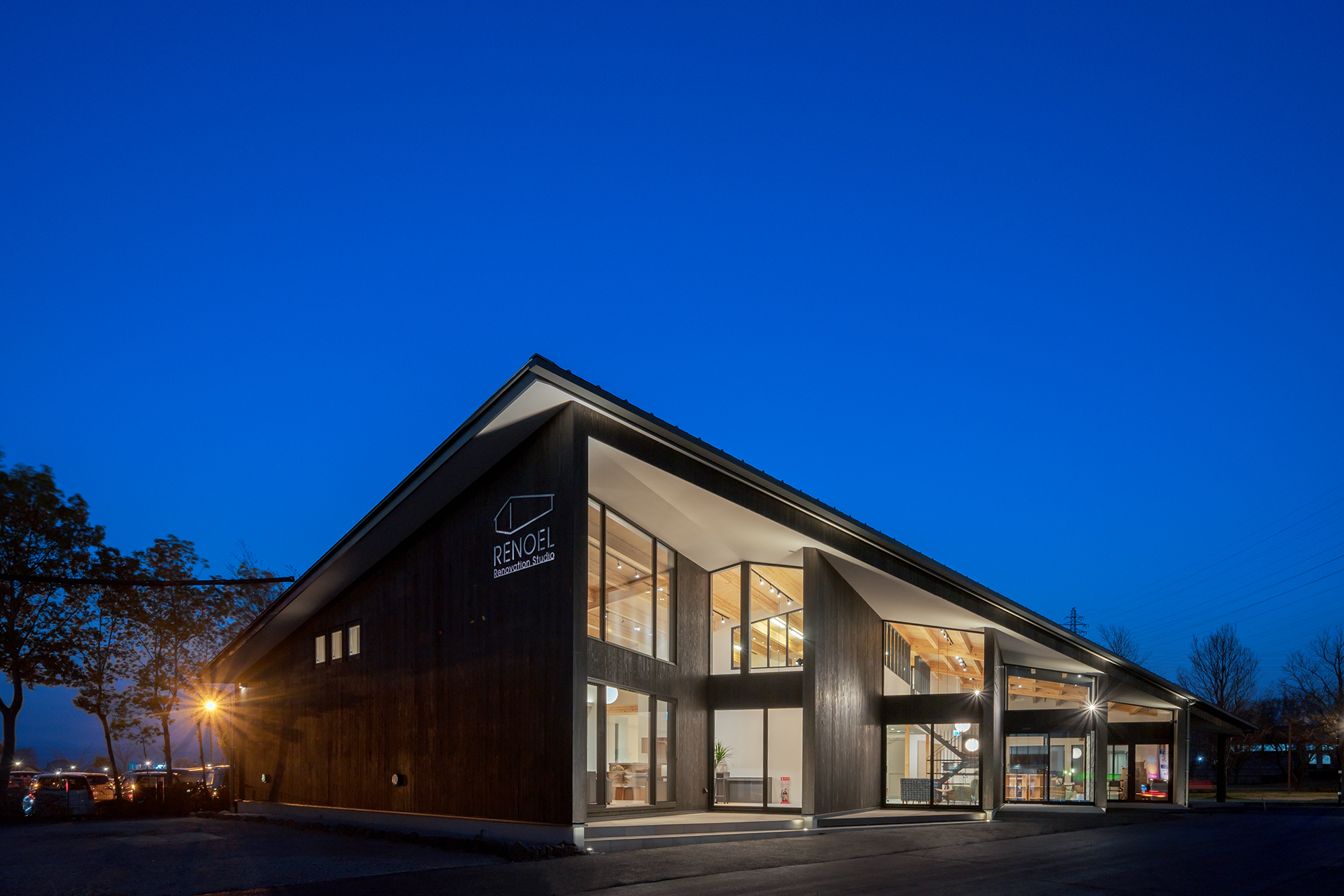 RENOEL内観を望む外観（夕景）