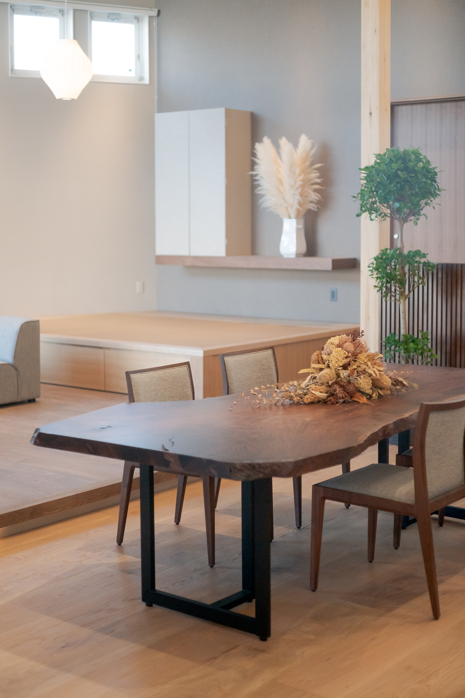 リビング・ダイニング・畳の間エリアを望む