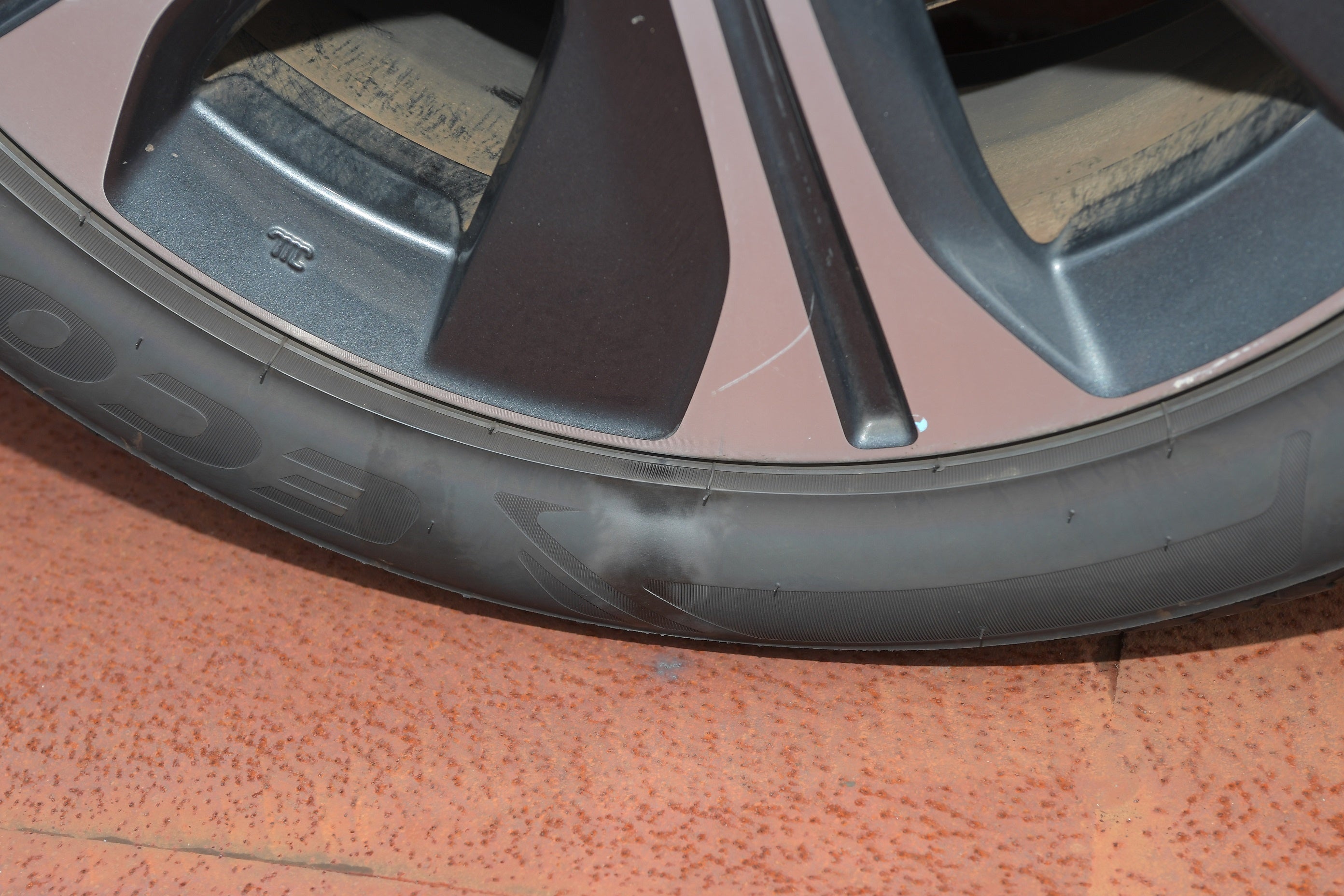 タイヤに放電痕が見られた