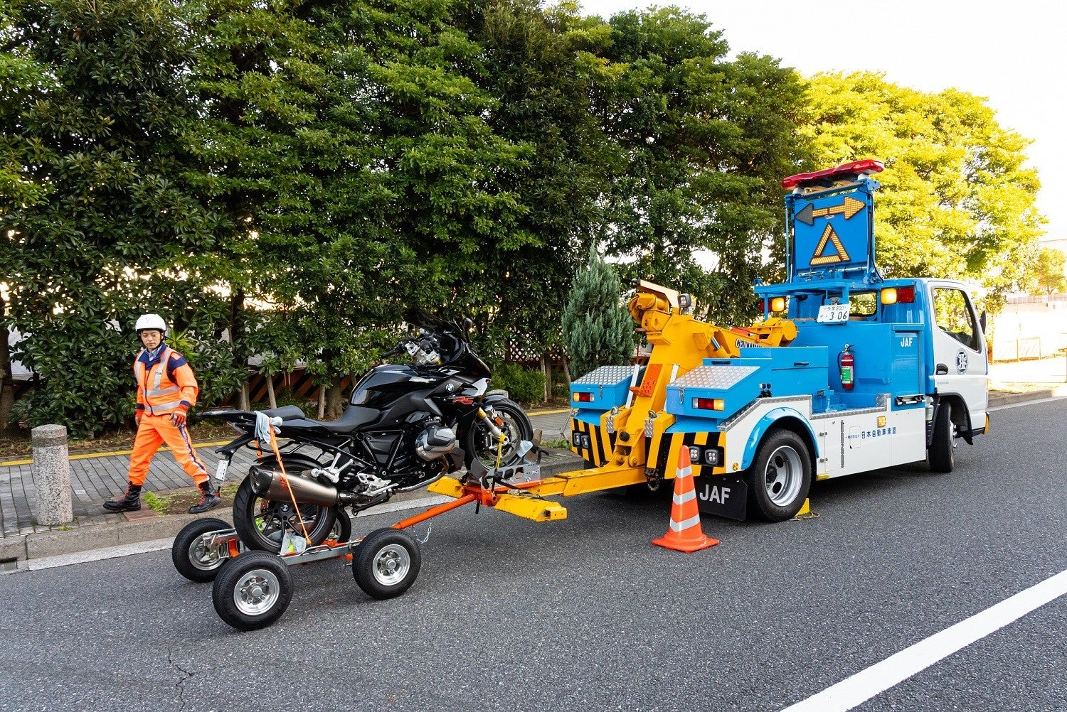 2022年1月から導入された「二輪アタッチメント」 専用の装置にバイクを乗せてけん引する。