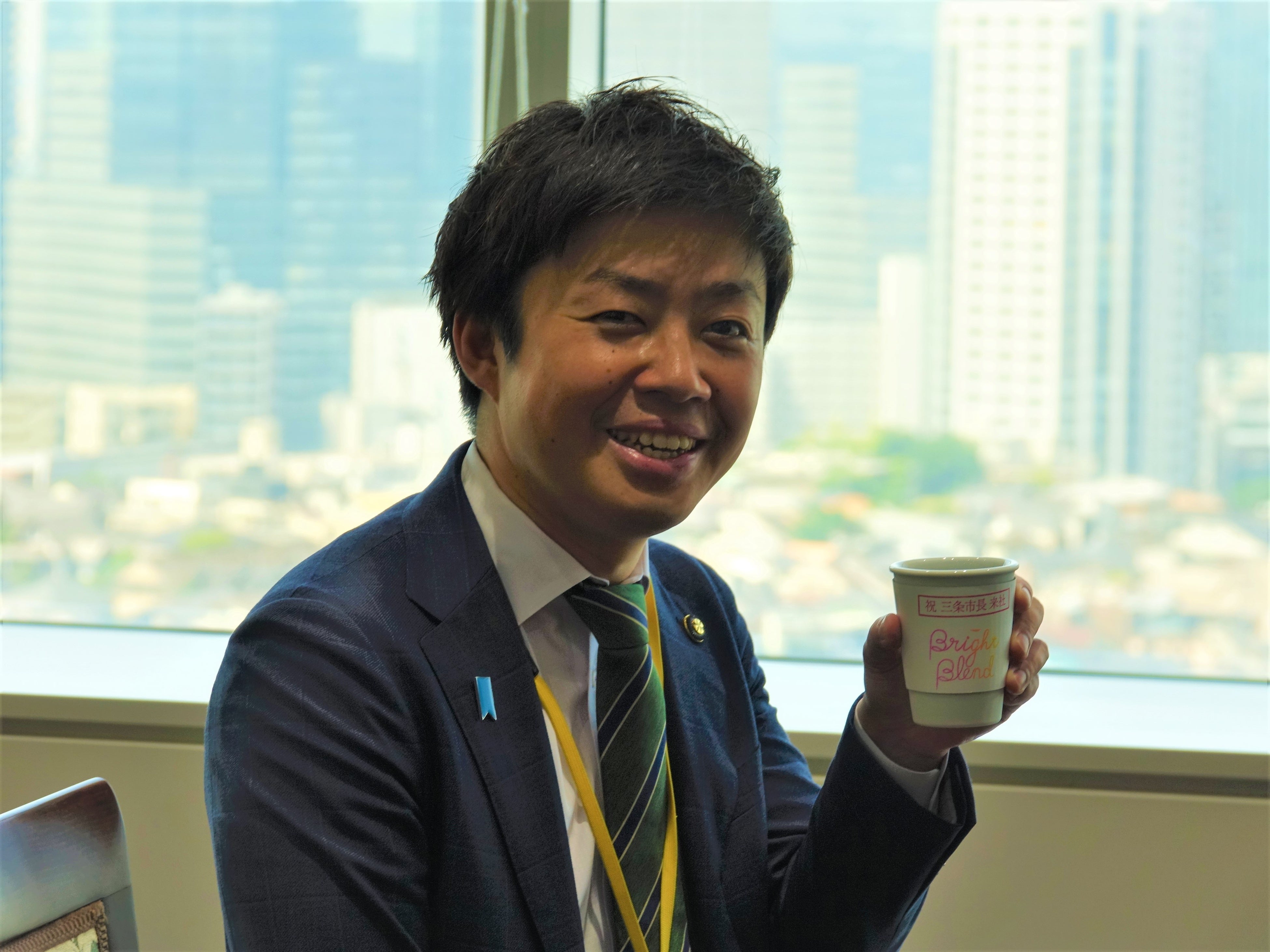 珈琲を試飲する三条市長