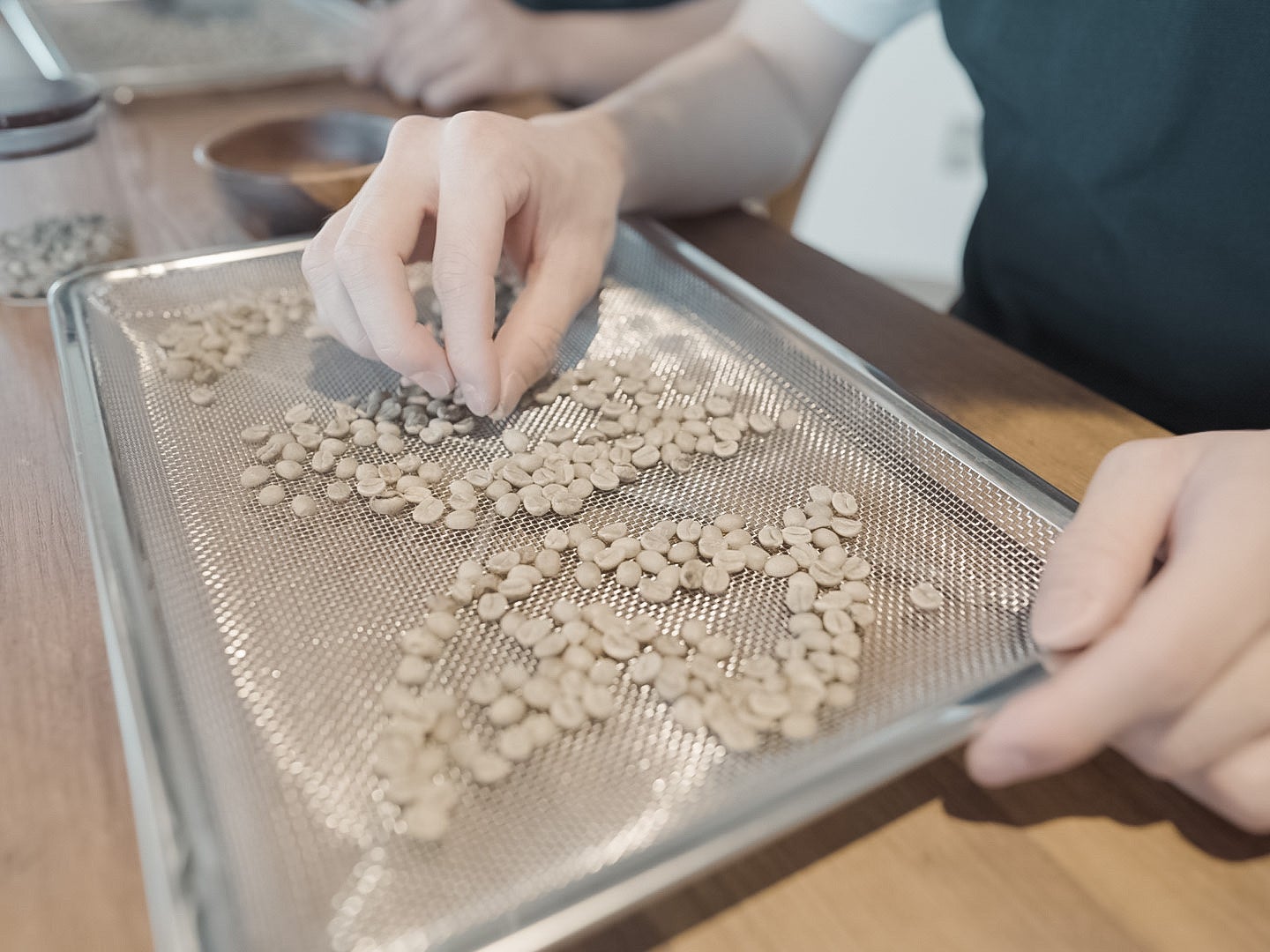 三条市のBYSNでハンドピックする様子