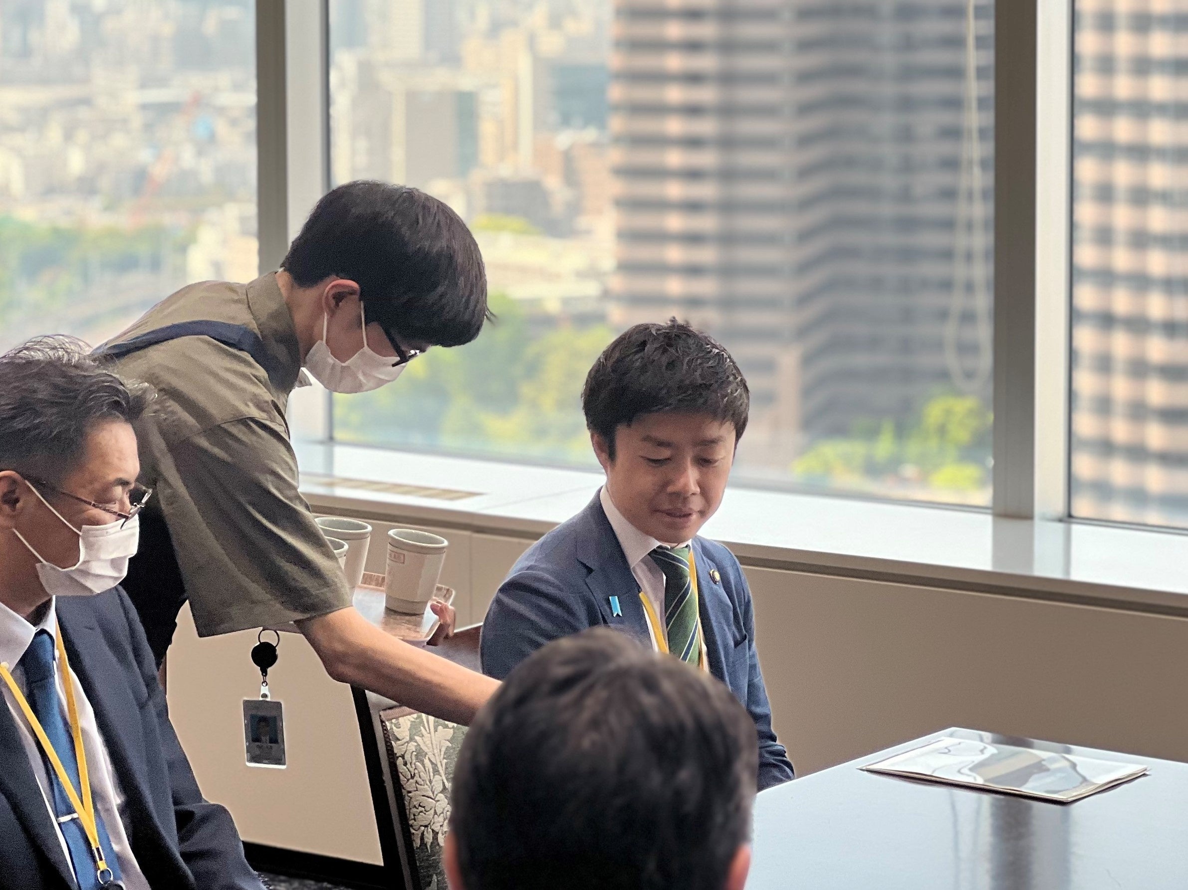 本社で働く障害者が珈琲をお出しする様子