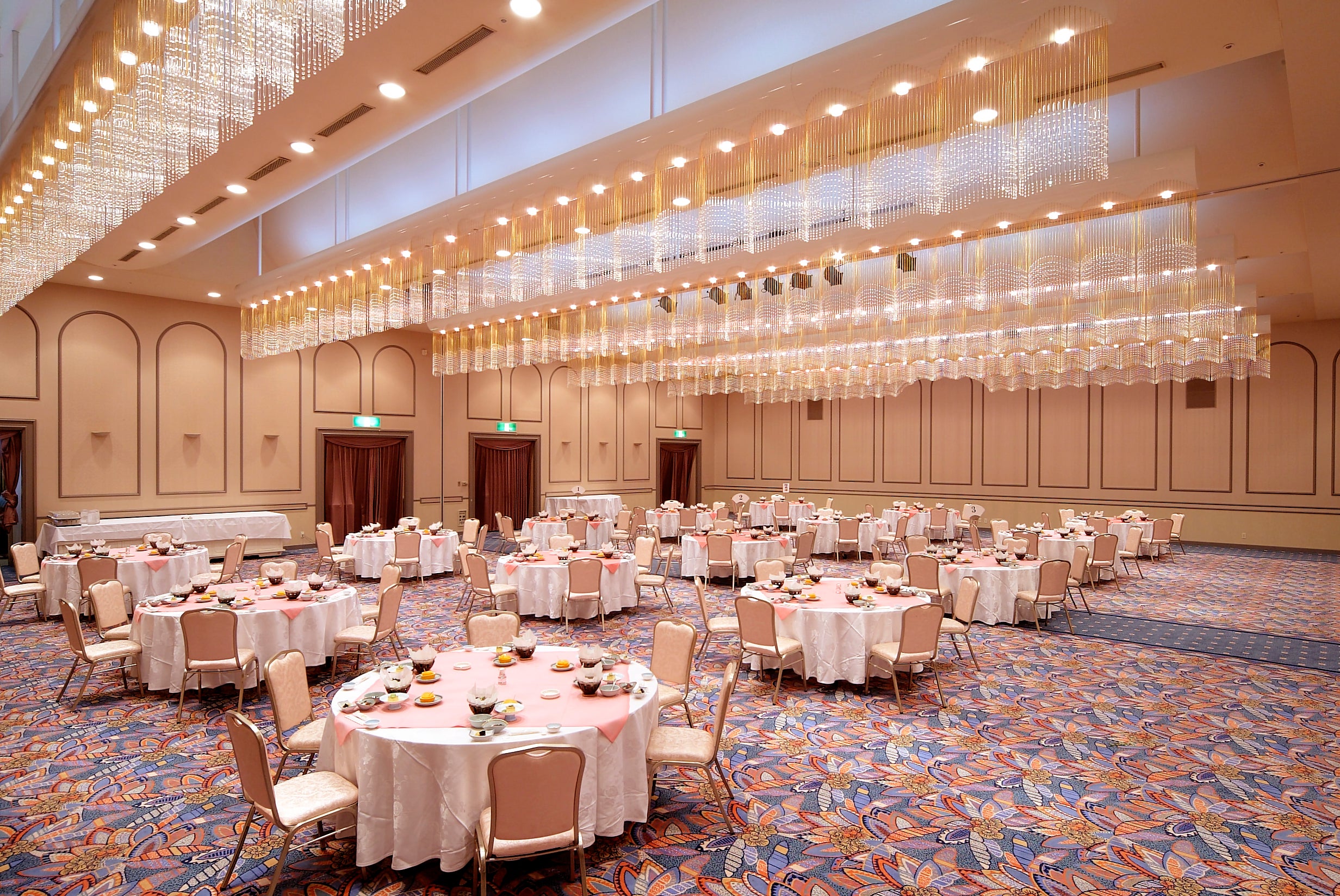 地域最大級340 名収容（シアター）のバンケットホール「オーキッド」