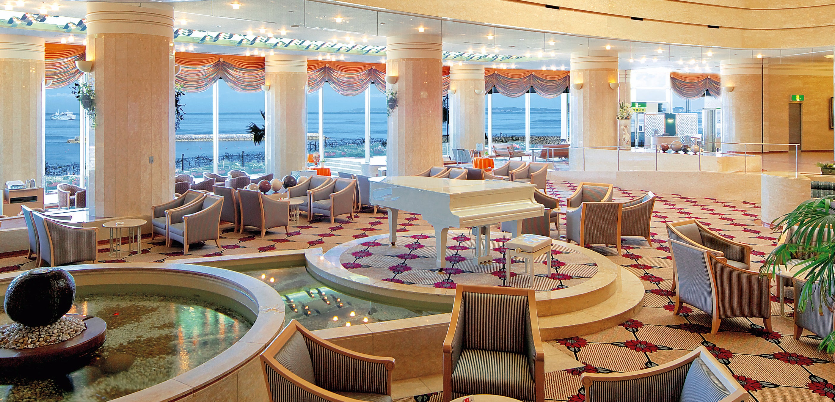 リゾート間溢れる開放的なロビー