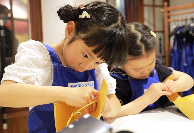 【ゴールデンウィーク限定】キッザニア福岡に「ランドセル工房」が初登場！　～約1/10サイズのミニランドセルを作って職人の仕事を体験～