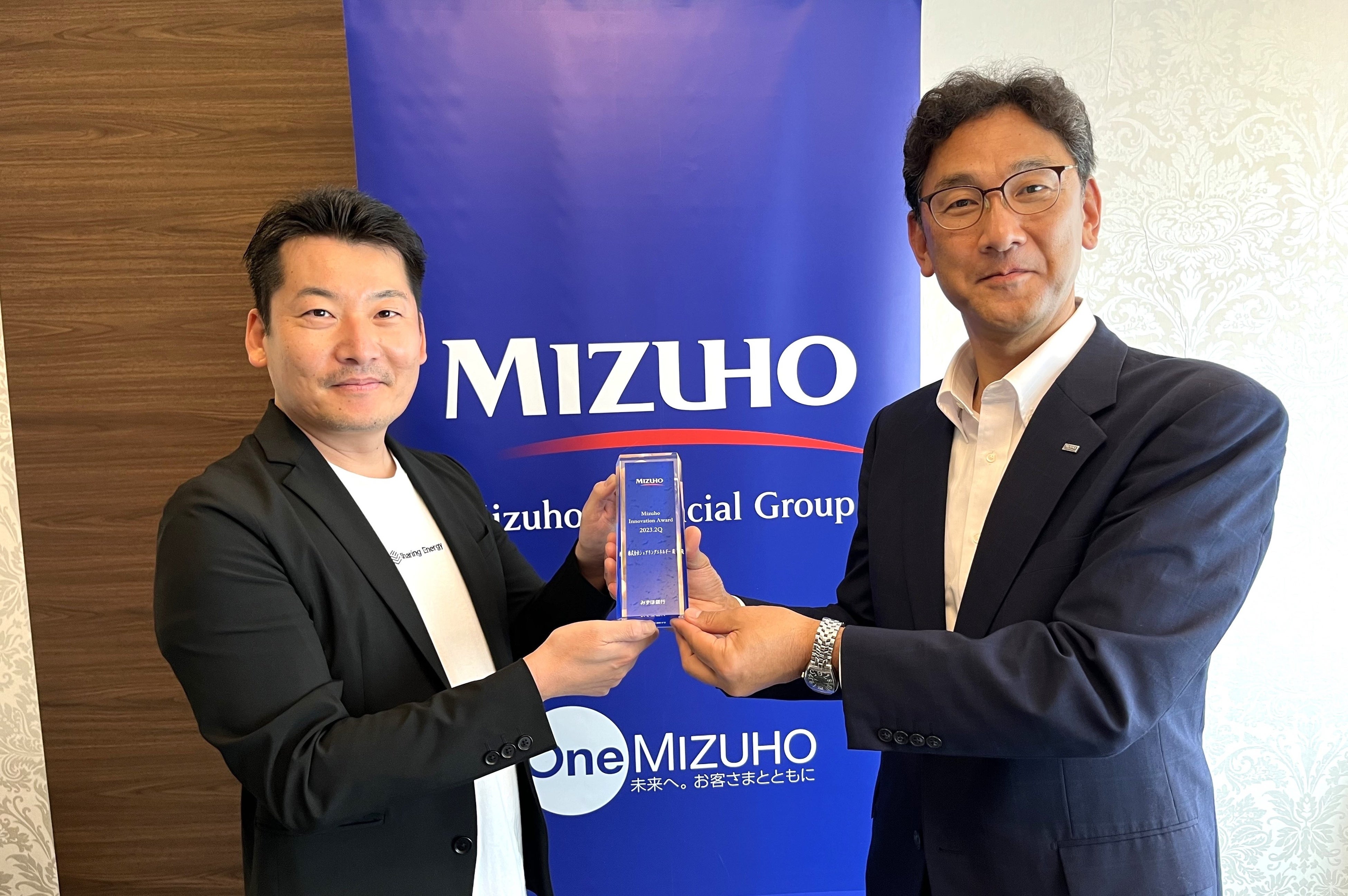 株式会社シェアリングエネルギー 代表取締役 上村 一行（左）株式会社みずほ銀行 常務執行役員 大櫃 直人氏（右）