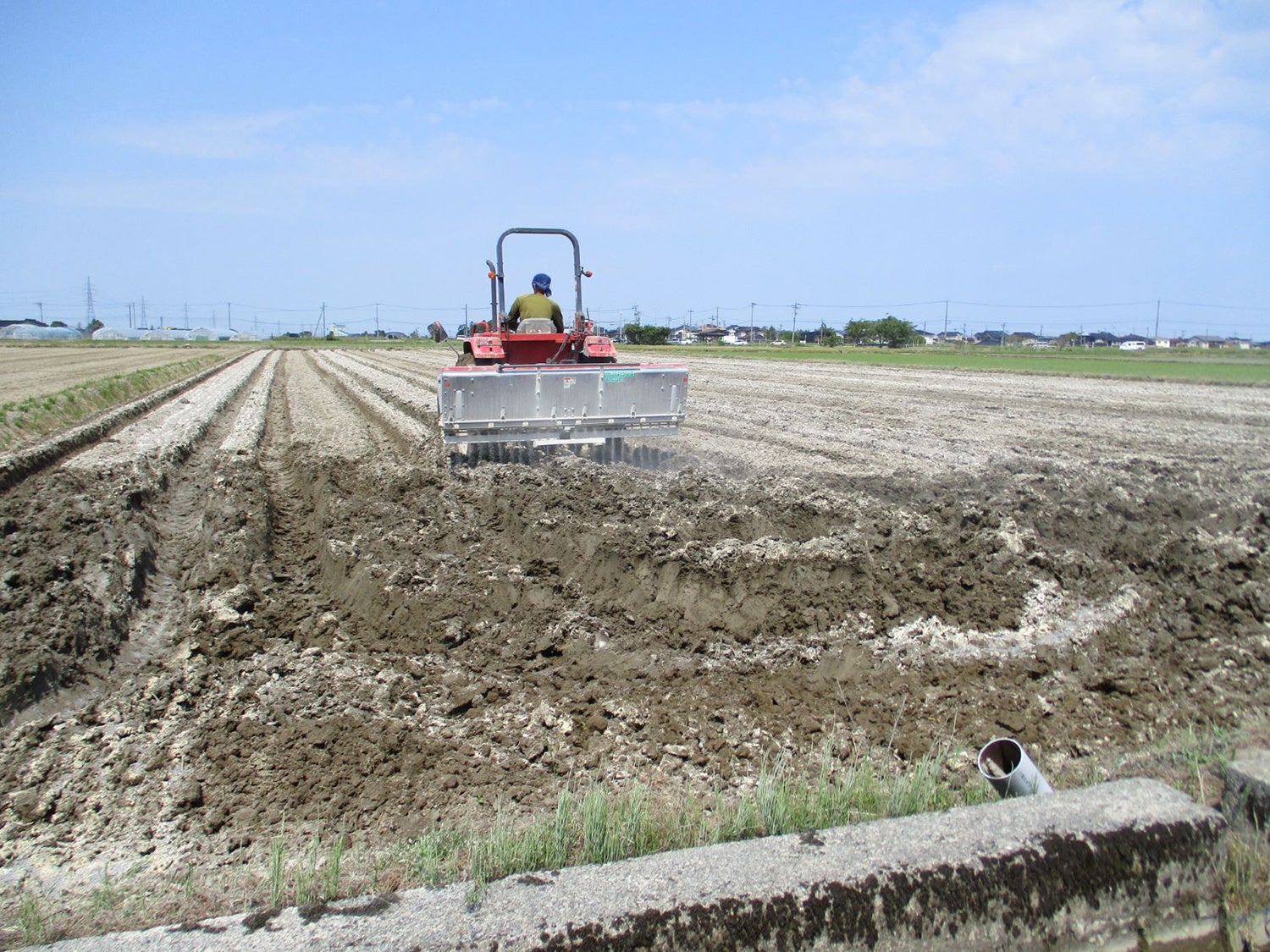機械の後ろから散布されている白い粉がボナース