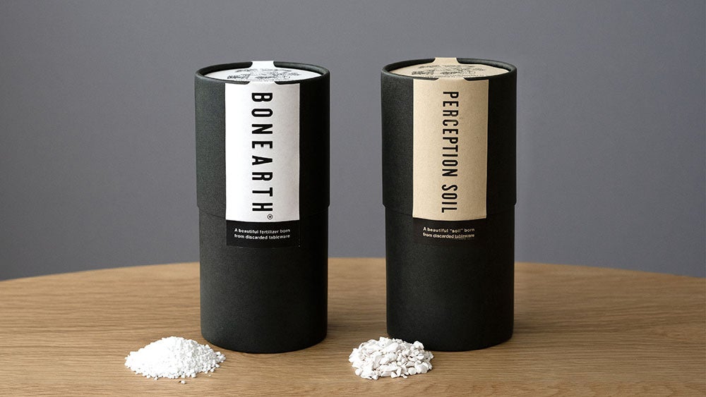 左側白色タグのパッケージ：BONEARTH（肥料）&nbsp; 右側ベージュ色タグのパッケージ：PERCEPTION SOIL（室内栽培用の土）