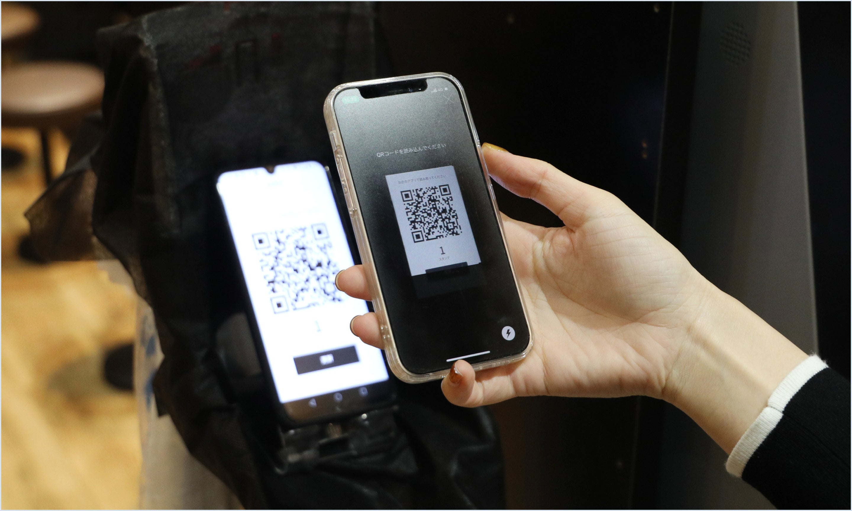 ワンタイムQRコードをモバイル端末に表示することで、お客さまに読み込んでもらう方式。 スタンプの不正獲得も防止します（※2）。