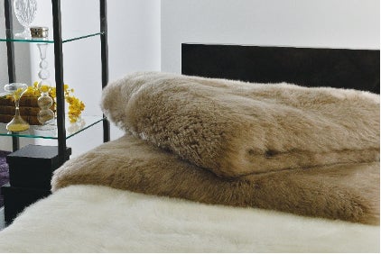 昭和西川「100年羽毛」「50年ムートン」「30年真わた」のビジュアルを 昭和西川「100年羽毛」「50年ムートン」「30年真わた」のビジュアルを