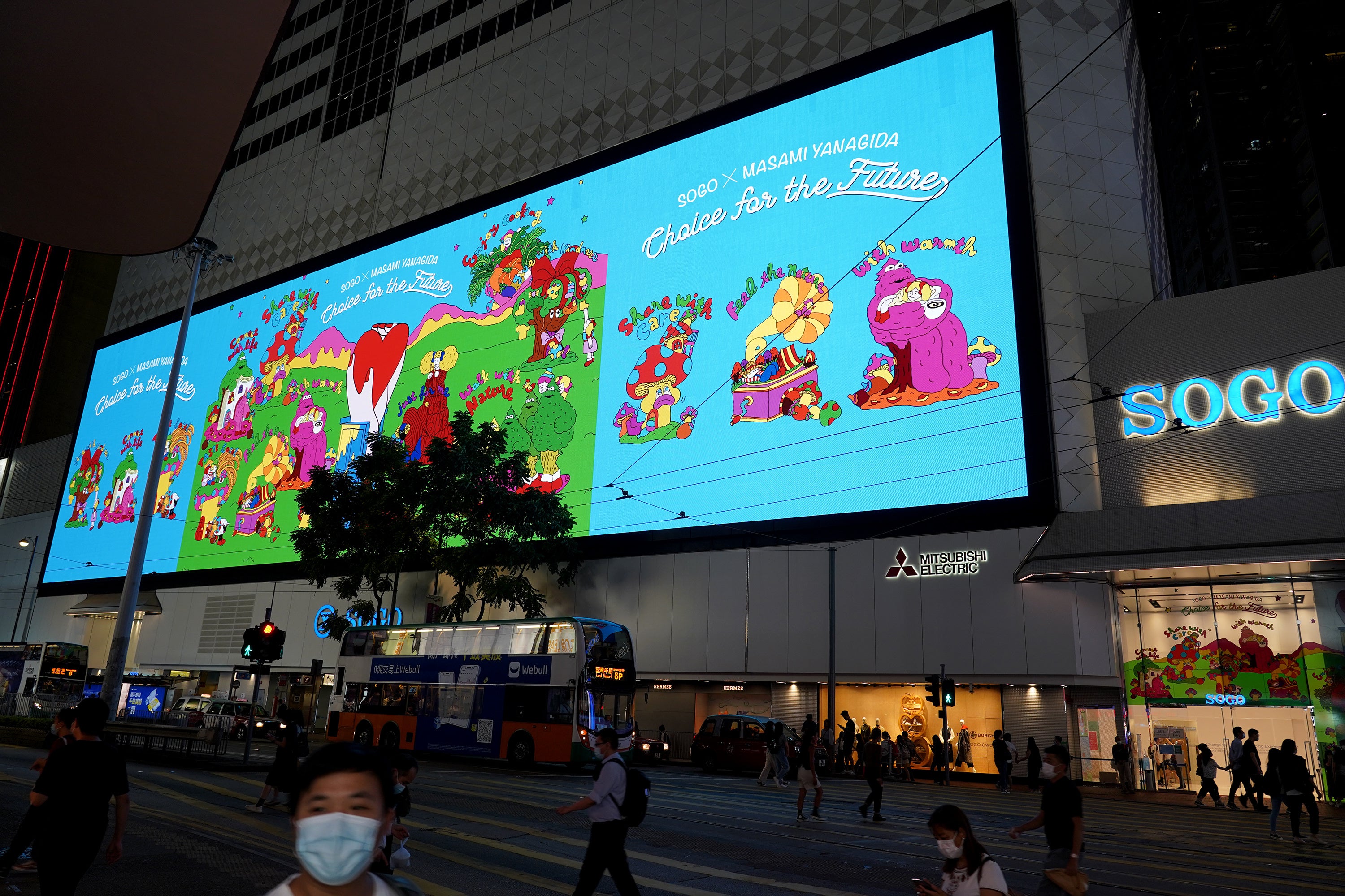 外壁の巨大スクリーンに映し出されたキービジュアル