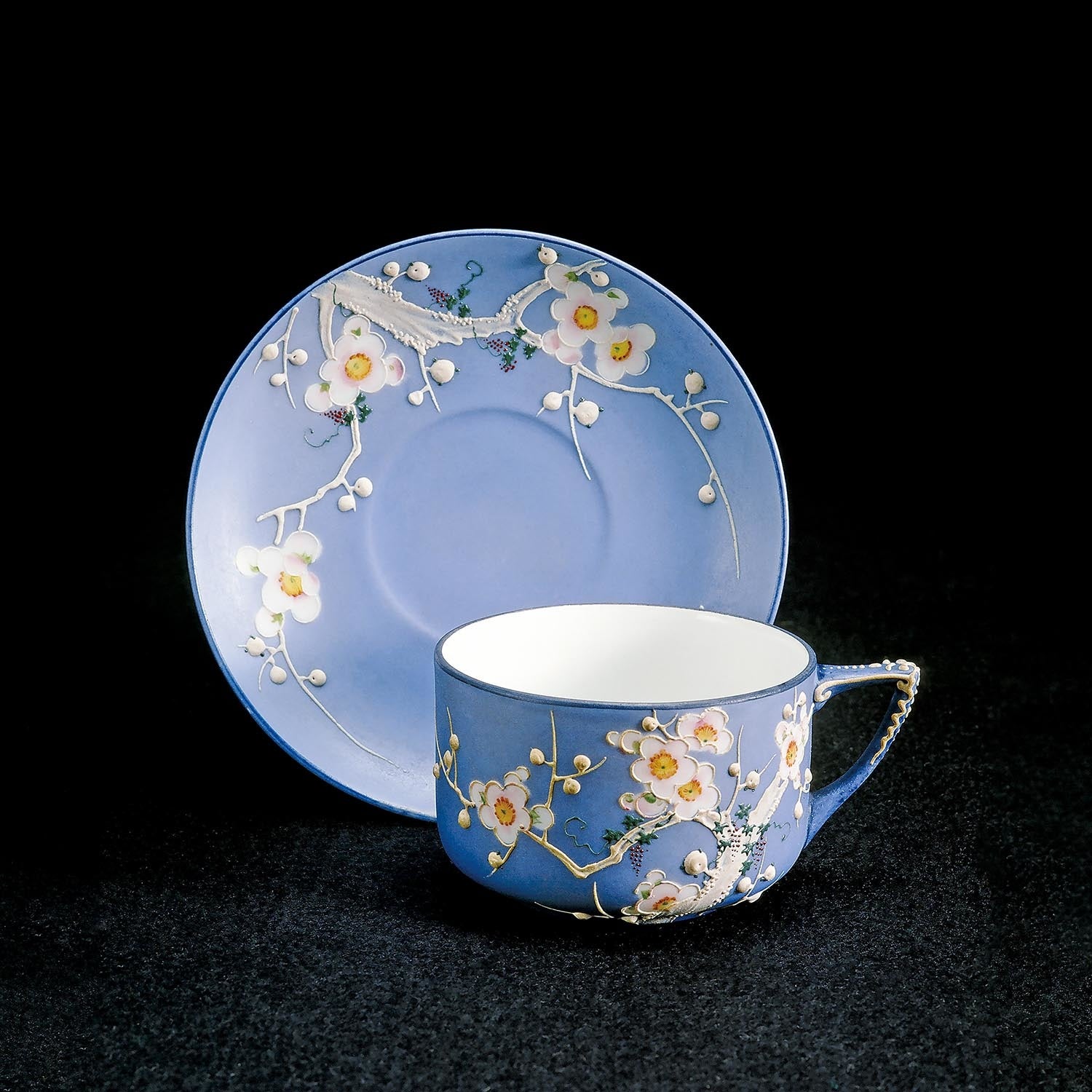 色絵白盛梅文カップ＆ソーサ―　1911-21年頃