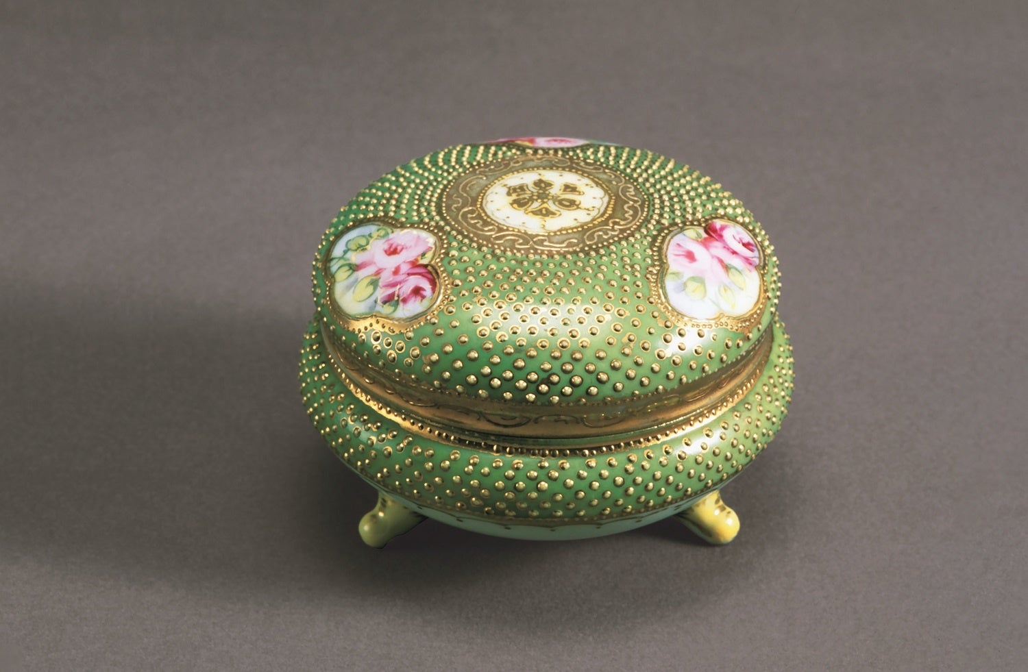色絵金彩ビーディング薔薇文足付蓋物　制作年不詳