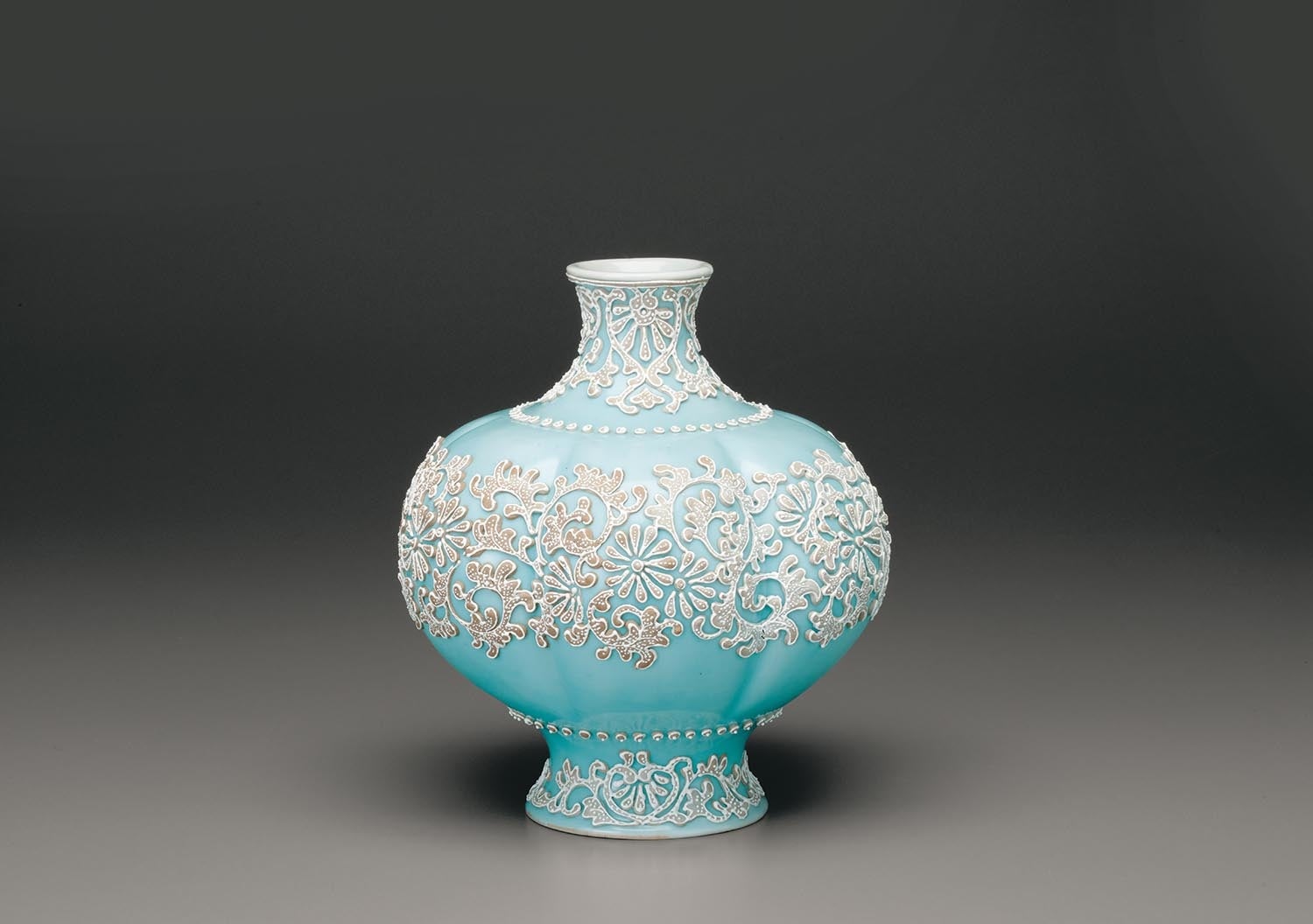 白盛花唐草文瓜型花瓶　制作年不詳