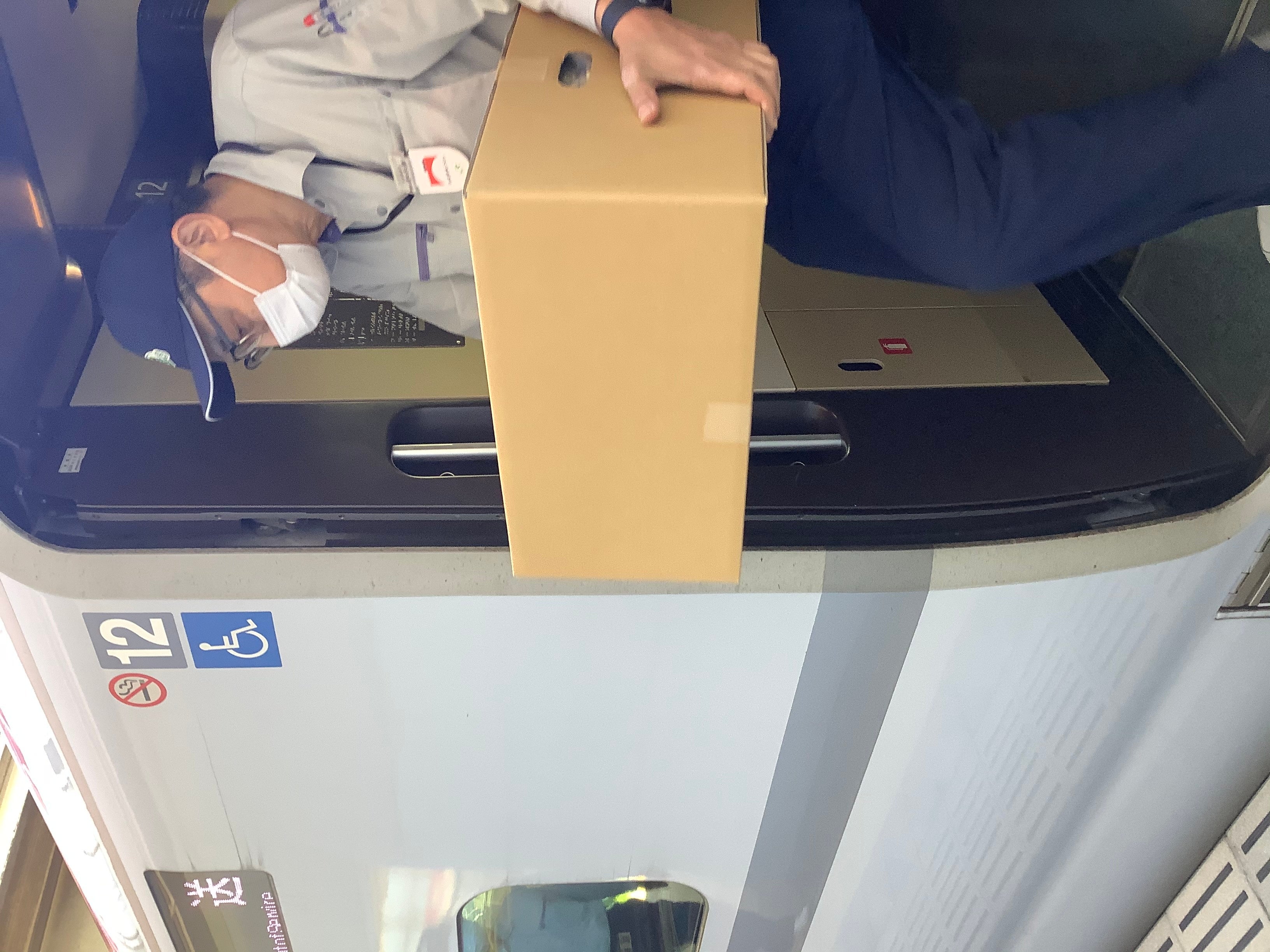 秋田駅での荷下ろしの様子