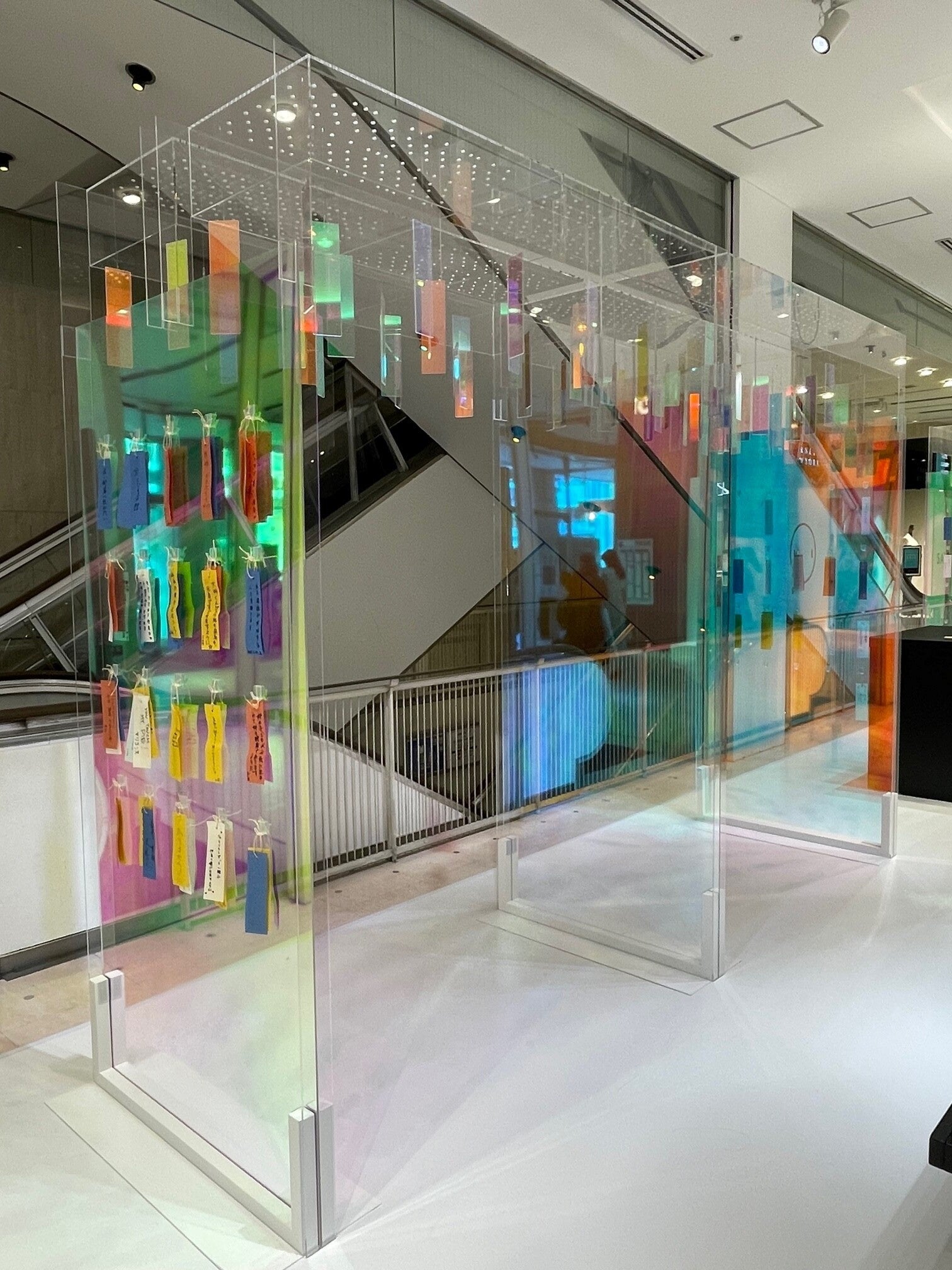 役目を終えた飛沫防止用アクリルパネルをアップサイクルした『七夕飾り』