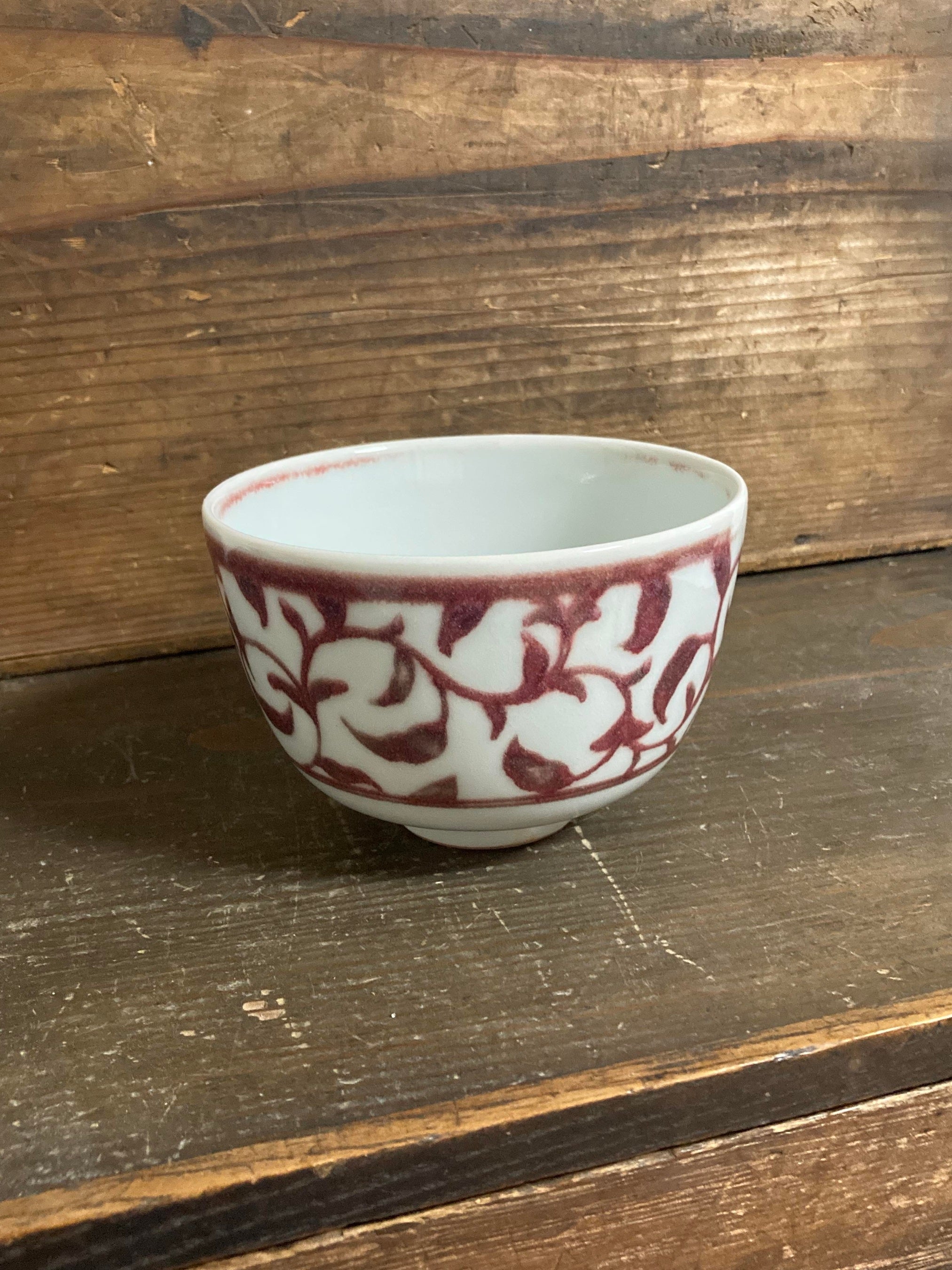 潮桂子「釉裏紅 唐草文茶碗」