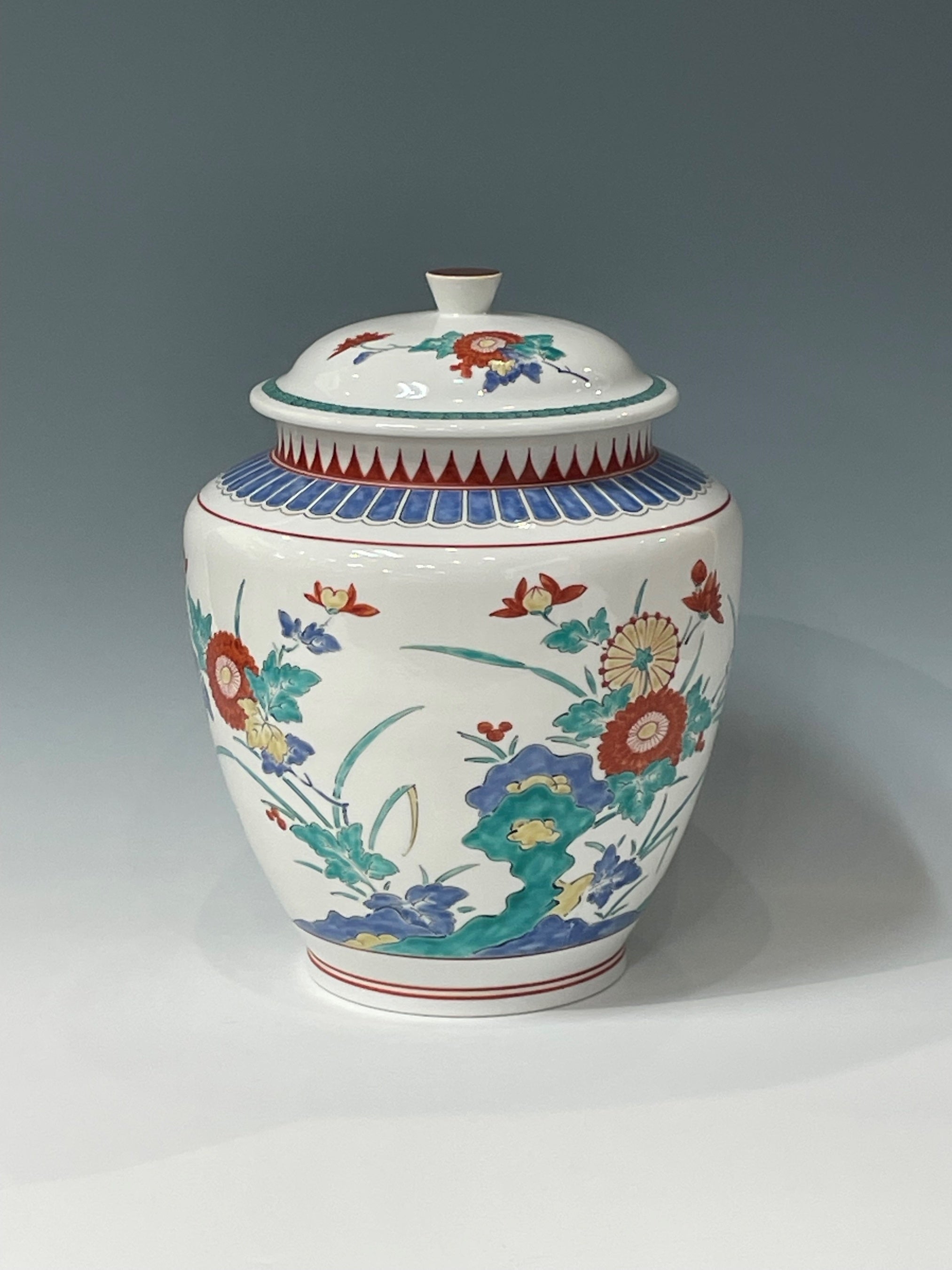 十三代酒井田柿右衛門「濁手菊地文蓋物」