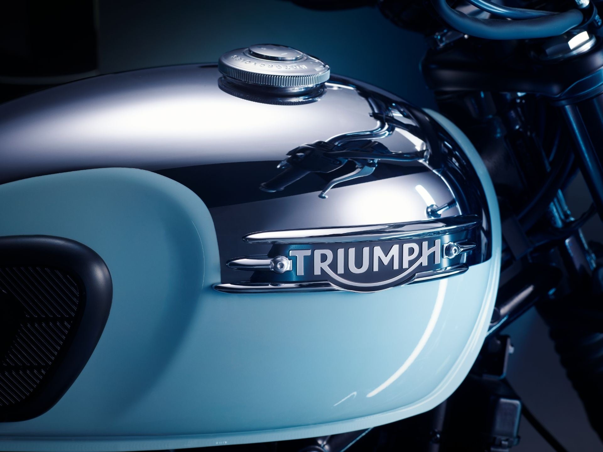 TRIUMPH エンブレム クローム左右セット TRIUMPH エンブレム クローム左右セット - メルカリ