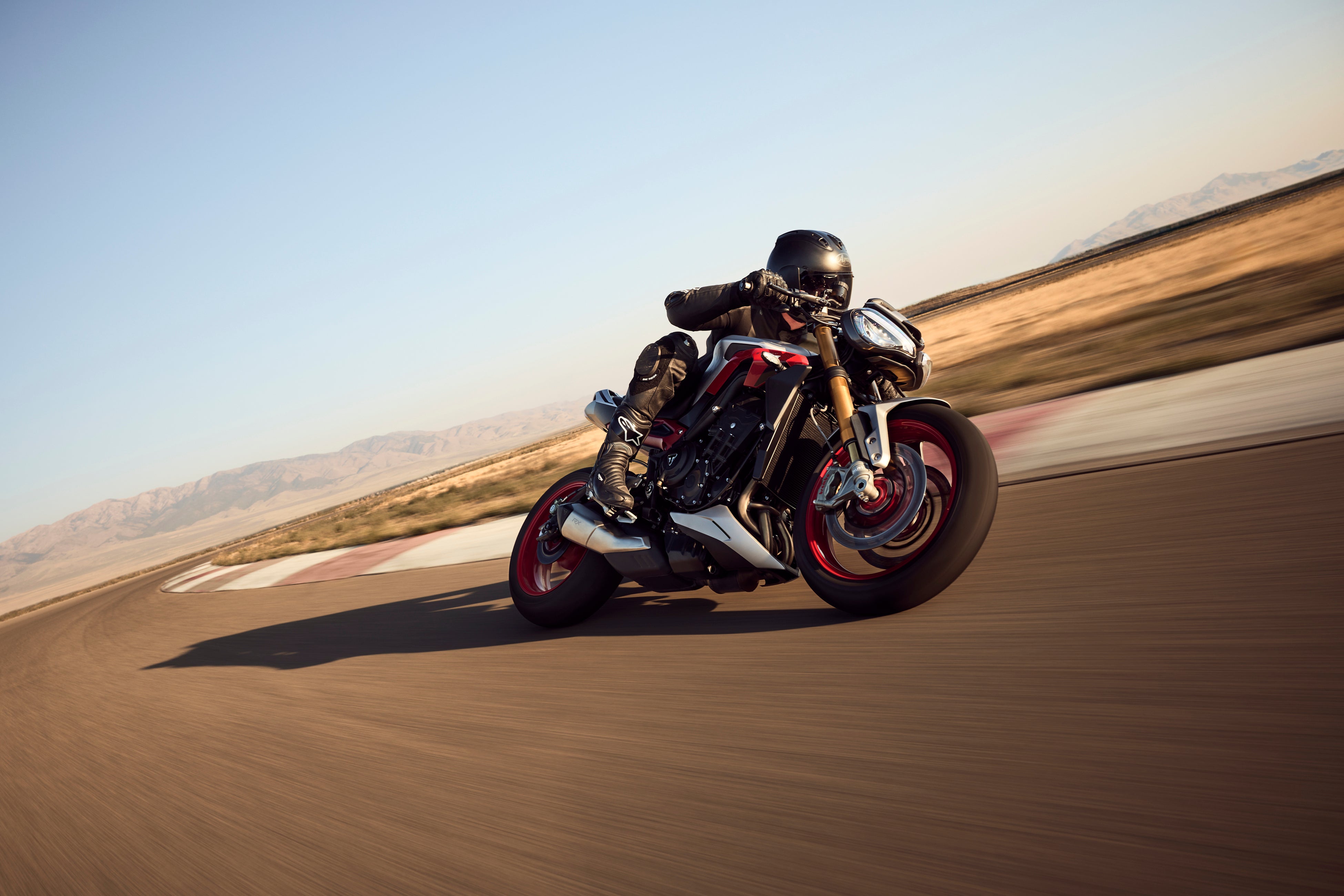 トメィトゥ トライアンフから、STREET TRIPLE 765の新たな頂点となるRX、限定生産