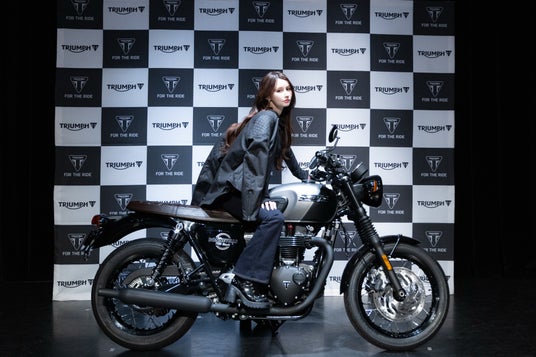 “バイク愛”全開のライディングポーズで颯爽と登場!ダレノガレ明美が語る、英国生まれの「トライアンフ」の魅力とは “バイク愛”全開のライディングポーズで颯爽と登場!ダレノガレ明美が語る、英国生まれの「トライアンフ」の魅力とは