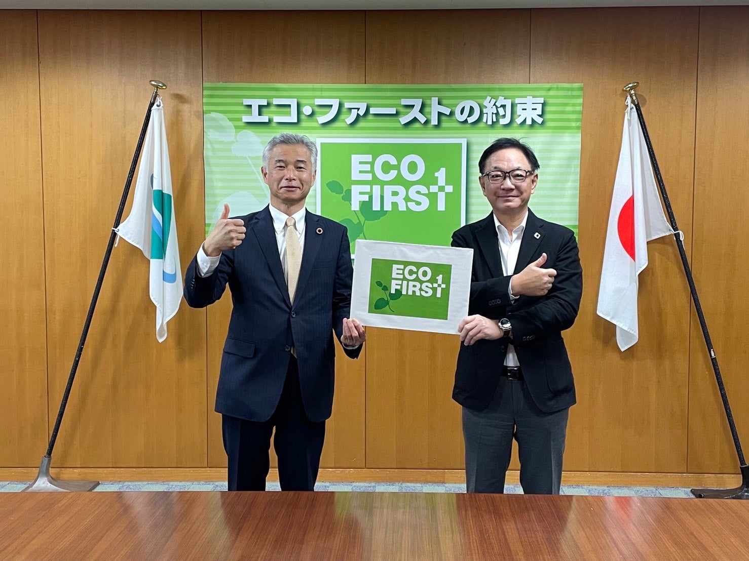 認定式の様子（左：環境事務次官 中井 徳太郎氏、　右：ライク株式会社 代表取締役社長　岡本 泰彦）
