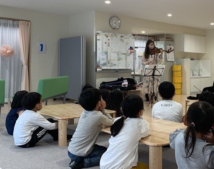 ▲演奏を聴く子どもたち