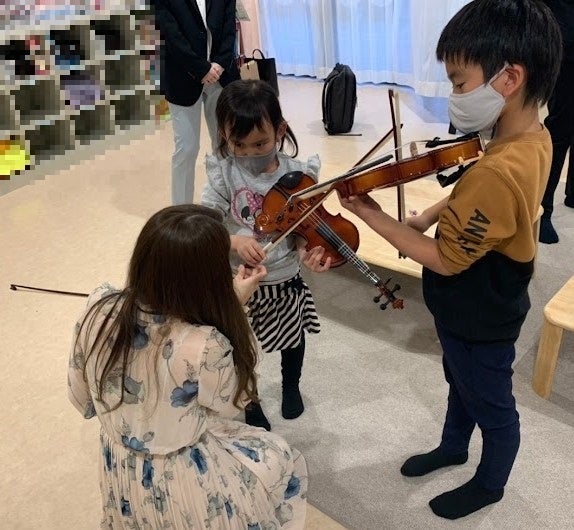 ▲ヴァイオリンの弾き方を習う様子
