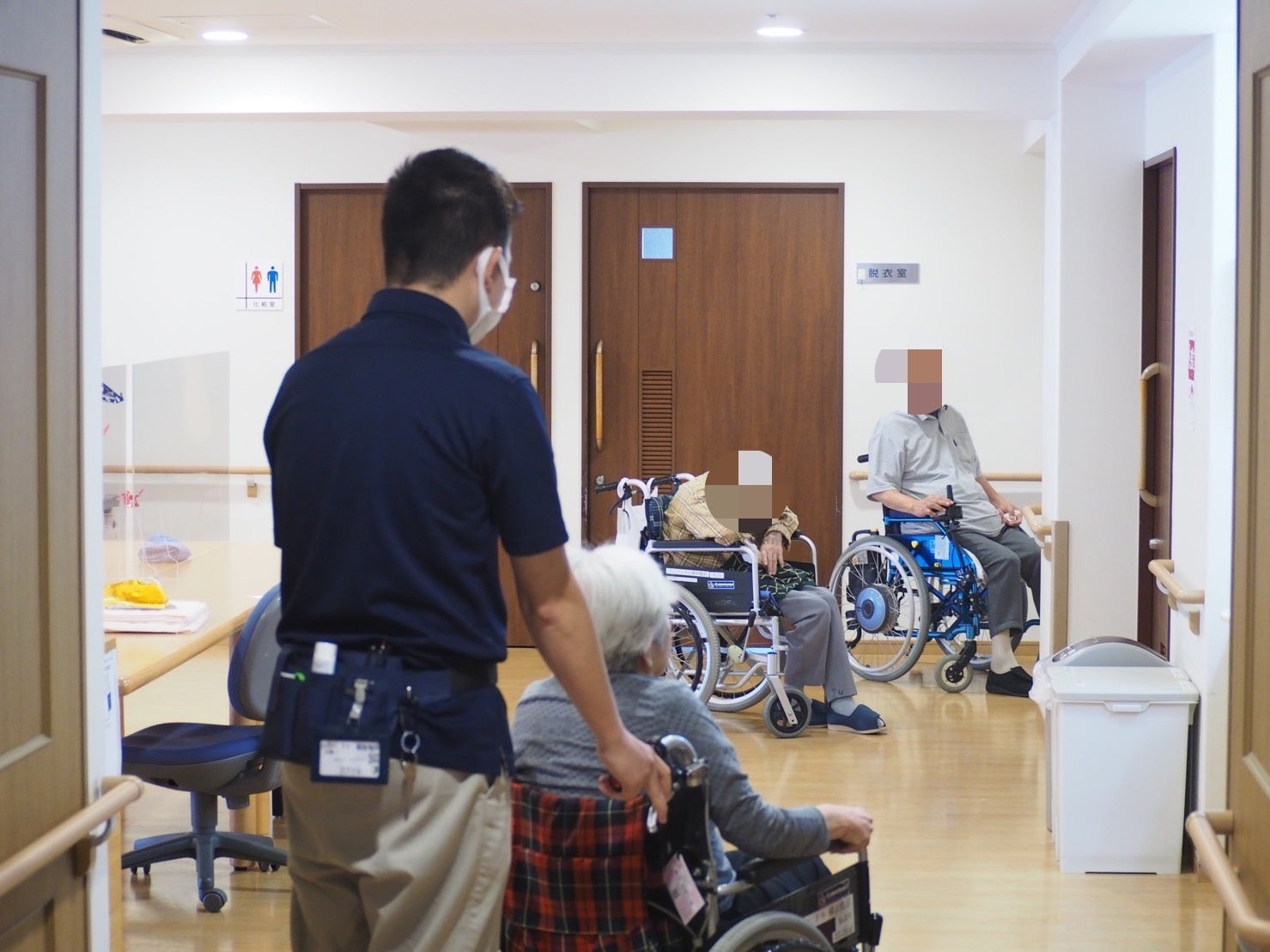 ▲車いすでフロアへ誘導する様子