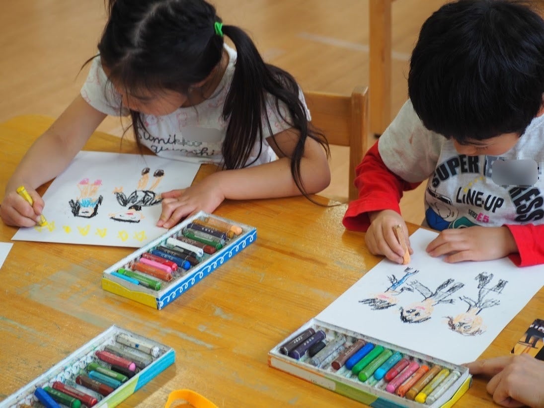 ▲家族の似顔絵を描く子どもたち