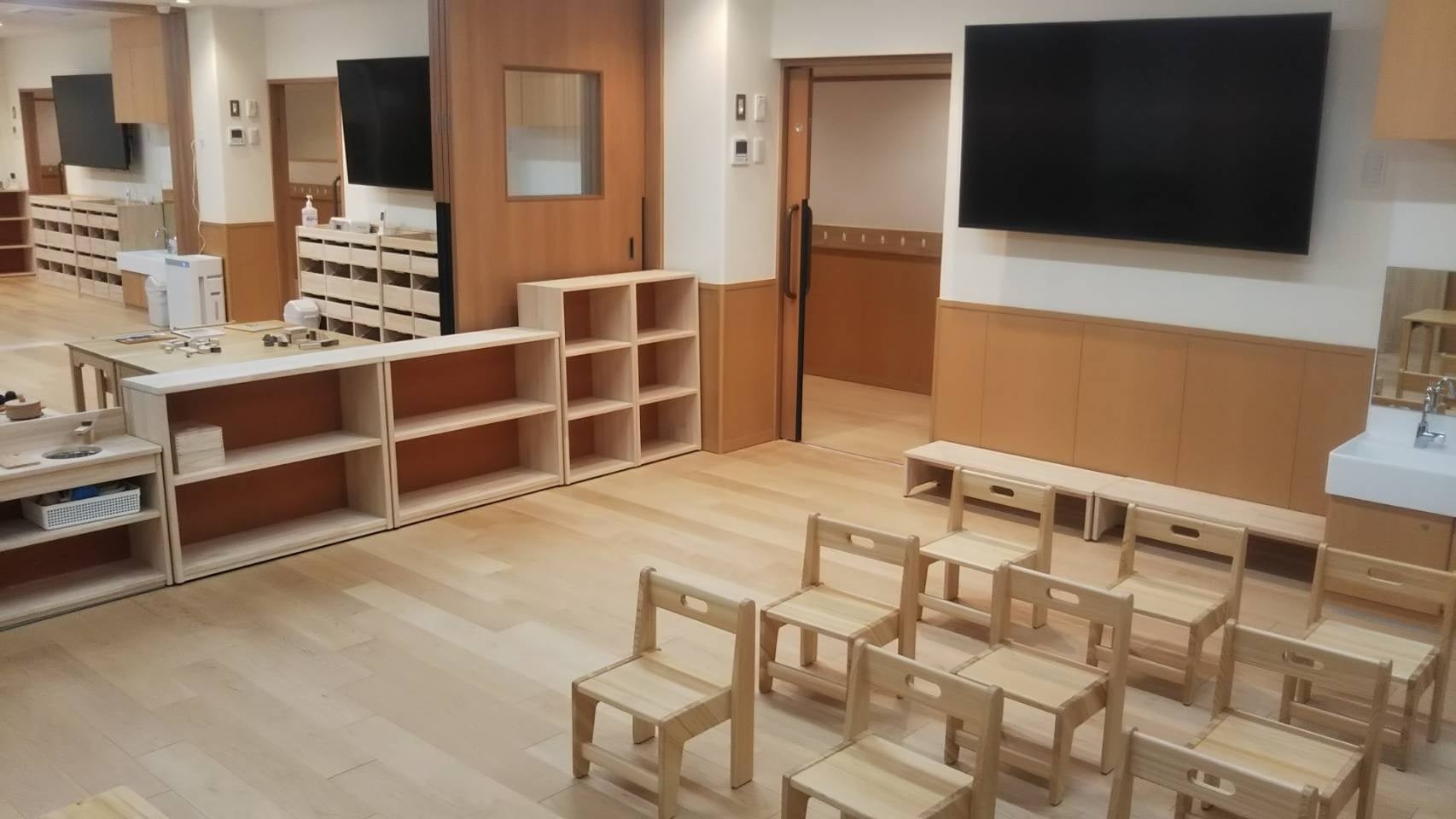 ▲国産間伐材のヒノキをふんだんに使用した家具