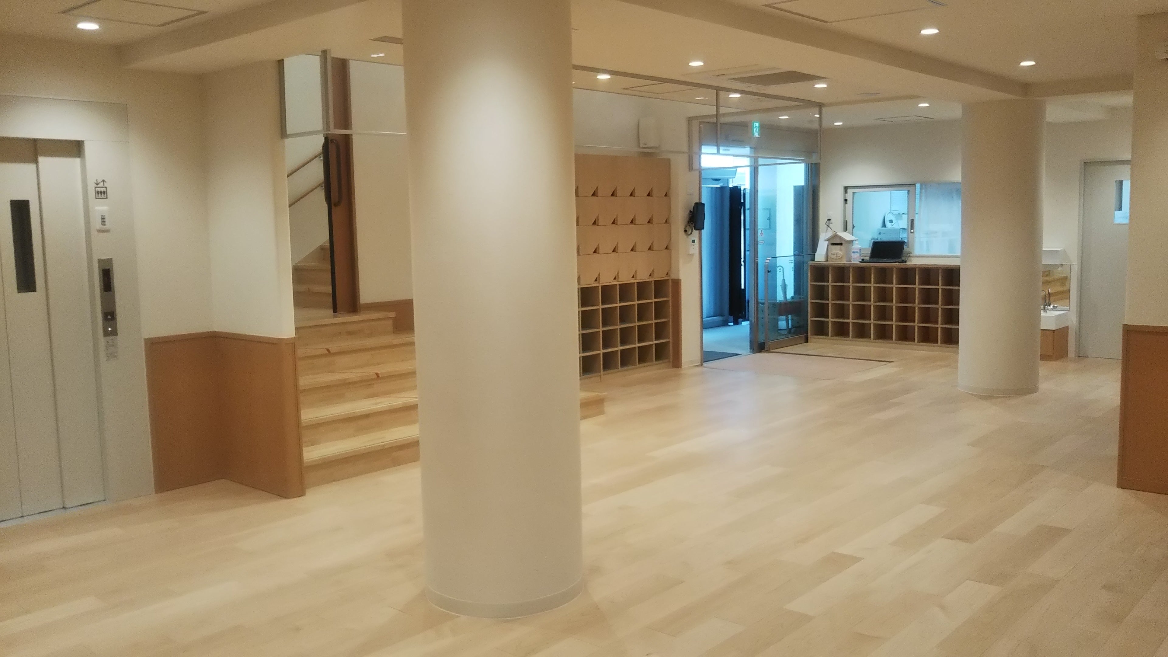 ▲広々としたホールでは防災訓練や行事開を予定しています