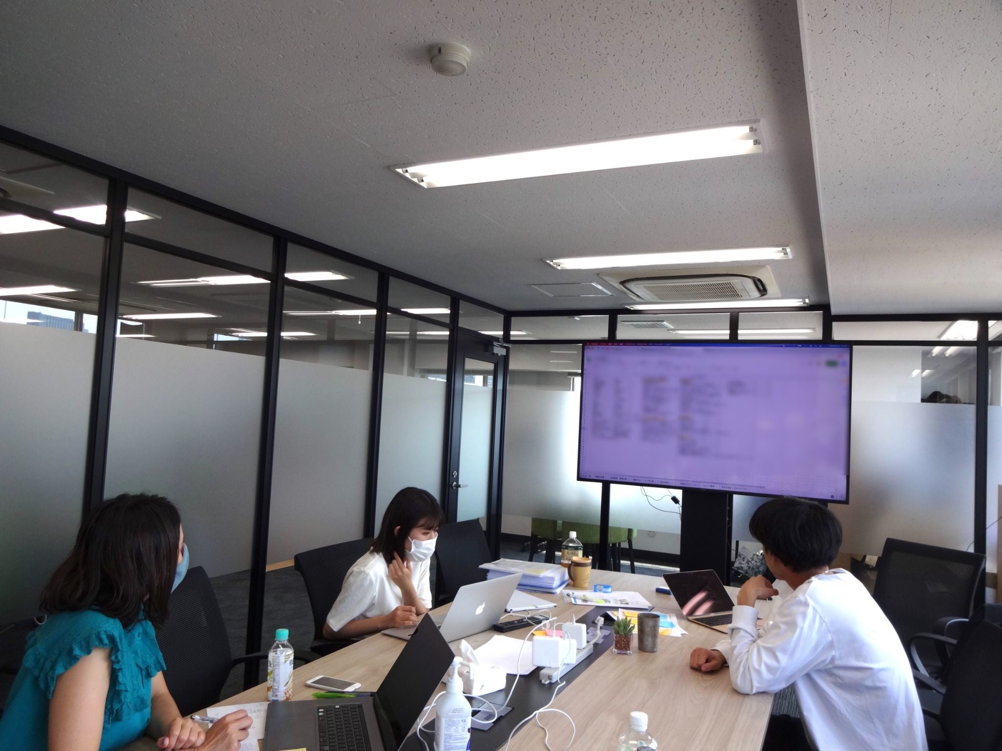 「採用会議2022」で採用戦略を話し合うメンバー、社会貢献性を打ち出さないなど、大きな転換を決定