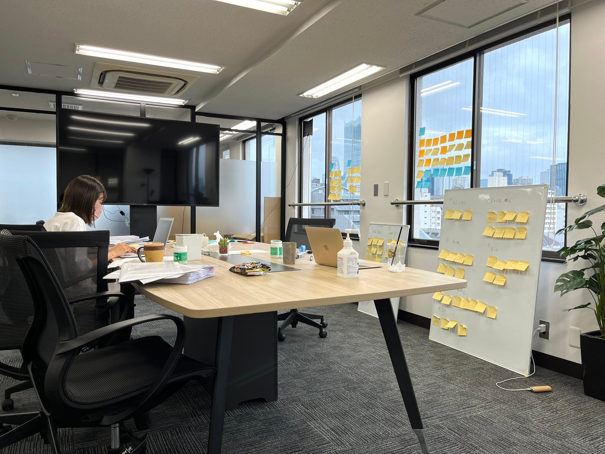 「採用会議2022」でシニアジョブの24卒以降採用戦略を検討する、人事部長の山田萌香