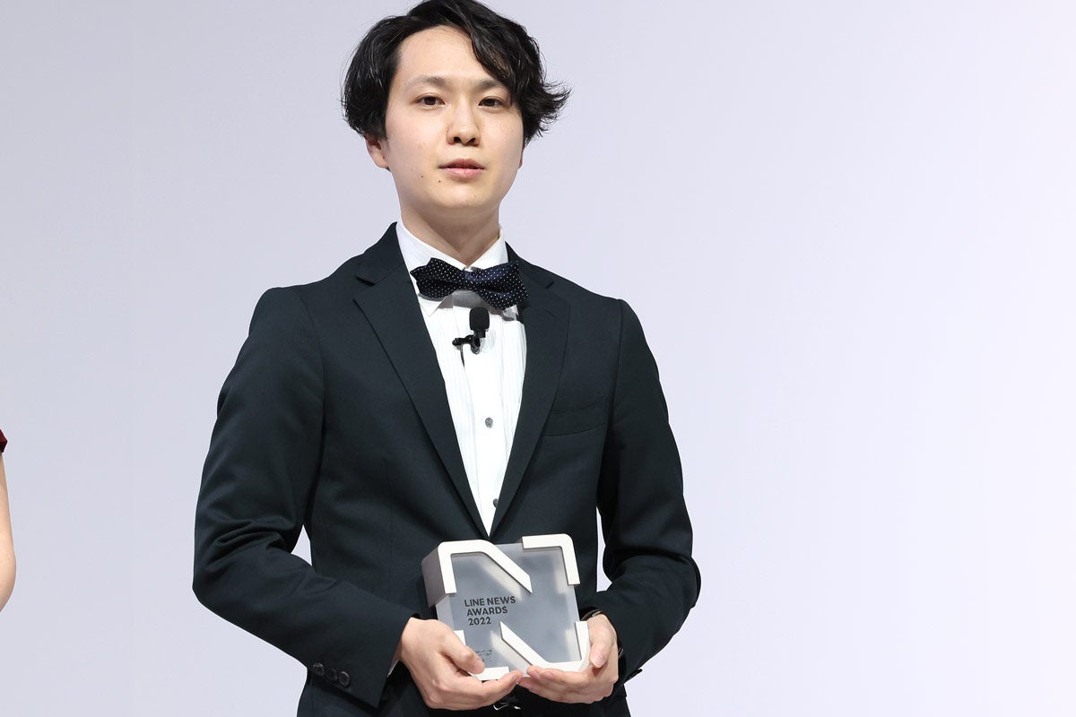 「マグミクス」編集部を代表して「LINEメディア賞」を受賞した、沖本茂義編集部員