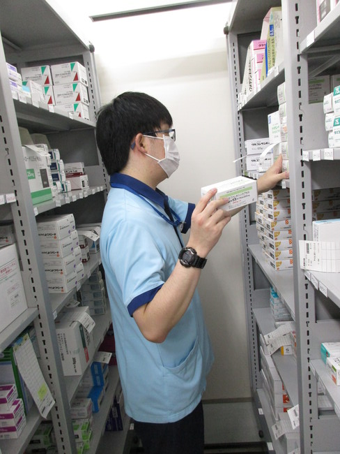 薬剤部での薬剤陳列補助